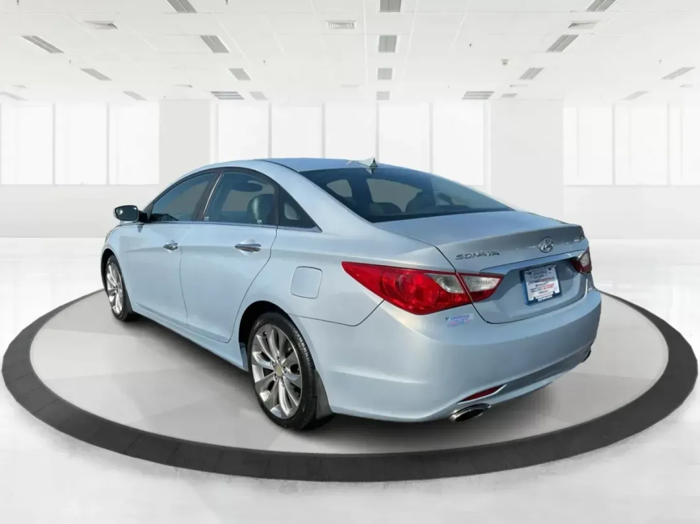 2013 Hyundai Sonata SE (5NPEC4AC8DH) with an 2.4L I-4 gasoline direct injection engine, located at 1951 S Dayton Lakeview Rd., New Carlisle, OH, 45344, (937) 908-9800, 39.890999, -84.050255 - Photo#4