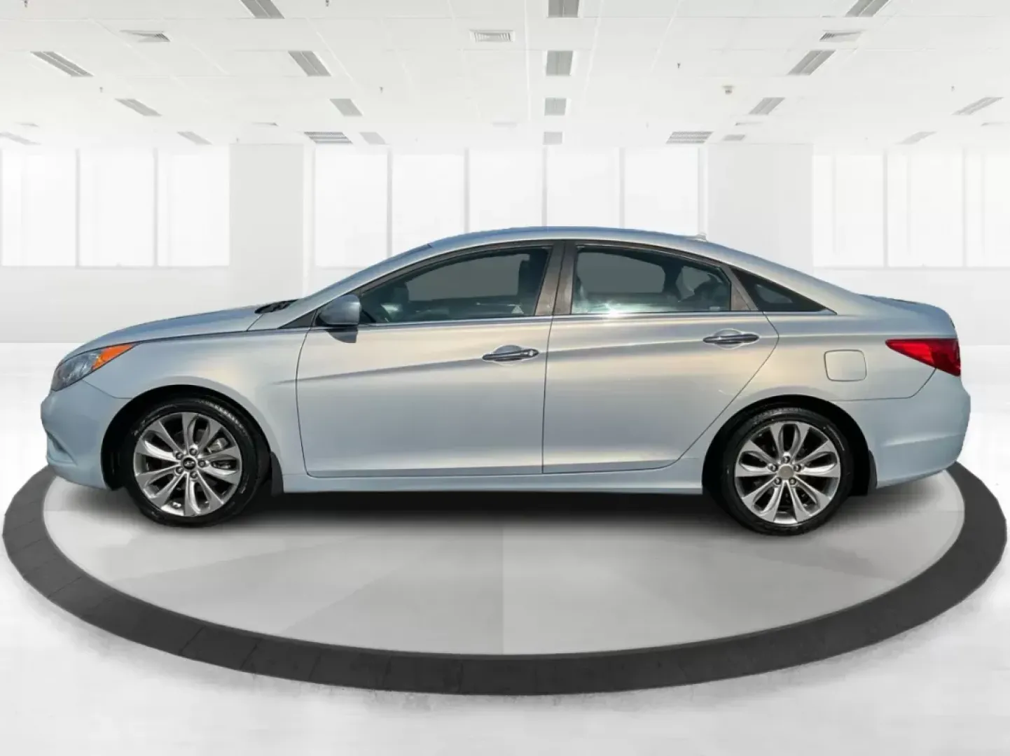 2013 Hyundai Sonata SE (5NPEC4AC8DH) with an 2.4L I-4 gasoline direct injection engine, located at 1951 S Dayton Lakeview Rd., New Carlisle, OH, 45344, (937) 908-9800, 39.890999, -84.050255 - Photo#5