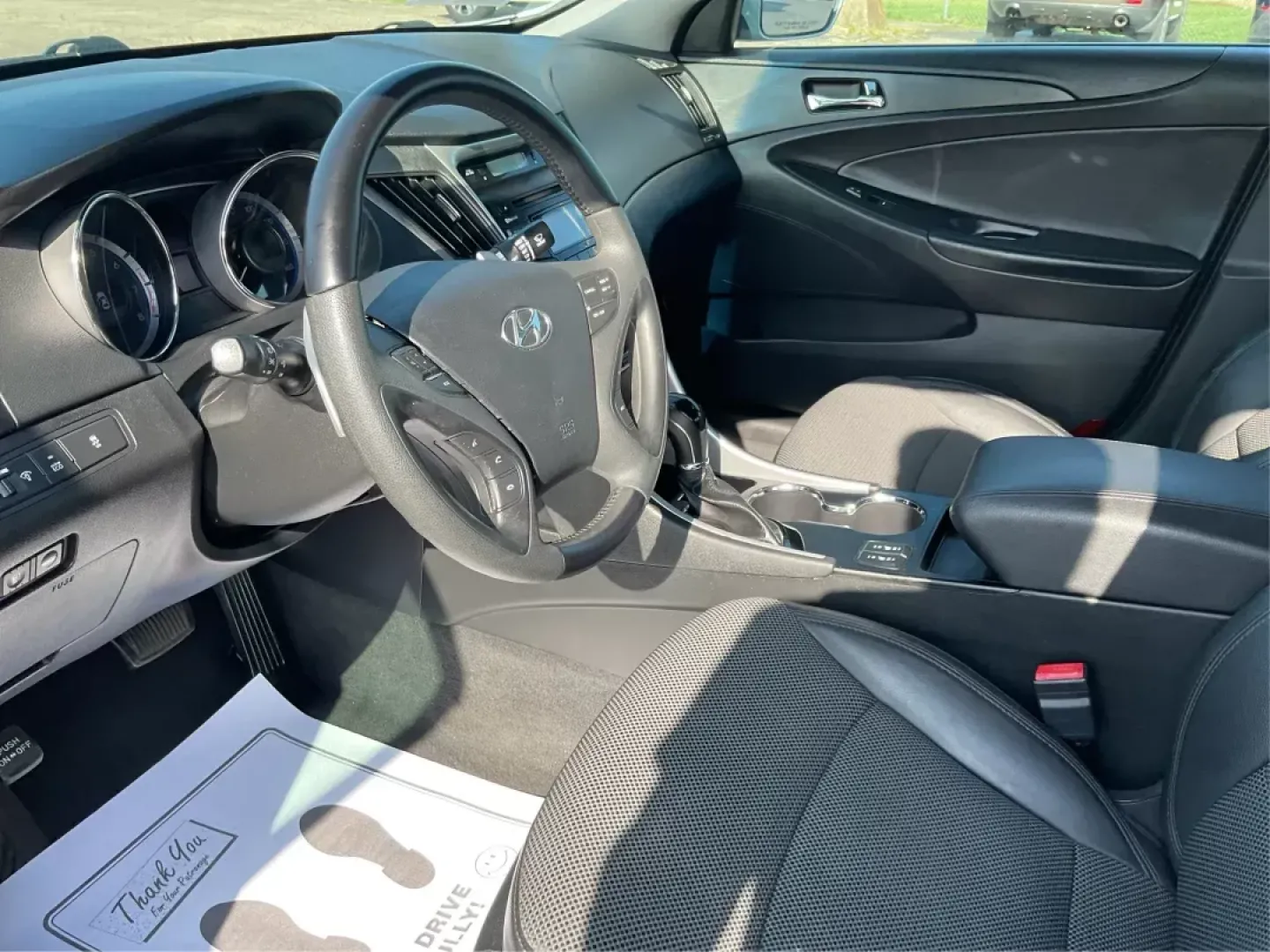2013 Hyundai Sonata SE (5NPEC4AC8DH) with an 2.4L I-4 gasoline direct injection engine, located at 1951 S Dayton Lakeview Rd., New Carlisle, OH, 45344, (937) 908-9800, 39.890999, -84.050255 - Photo#8