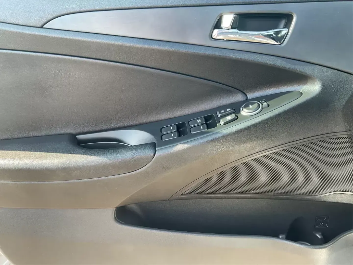 2013 Hyundai Sonata SE (5NPEC4AC8DH) with an 2.4L I-4 gasoline direct injection engine, located at 1951 S Dayton Lakeview Rd., New Carlisle, OH, 45344, (937) 908-9800, 39.890999, -84.050255 - Photo#17