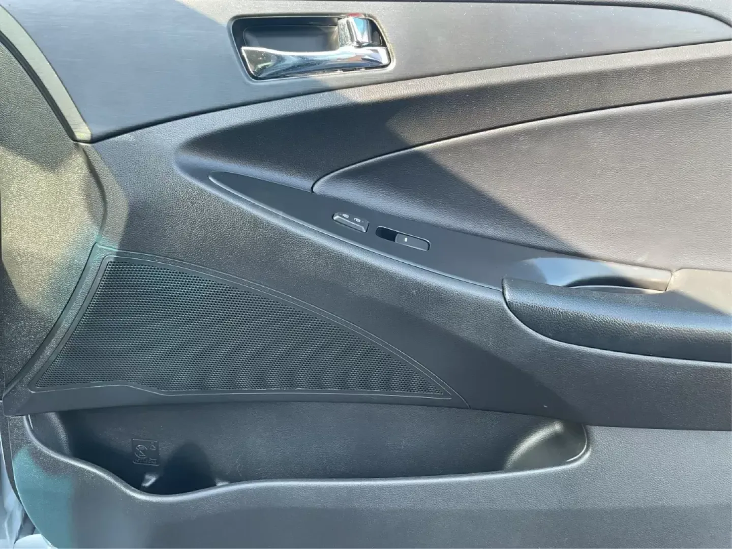 2013 Hyundai Sonata SE (5NPEC4AC8DH) with an 2.4L I-4 gasoline direct injection engine, located at 1951 S Dayton Lakeview Rd., New Carlisle, OH, 45344, (937) 908-9800, 39.890999, -84.050255 - Photo#18