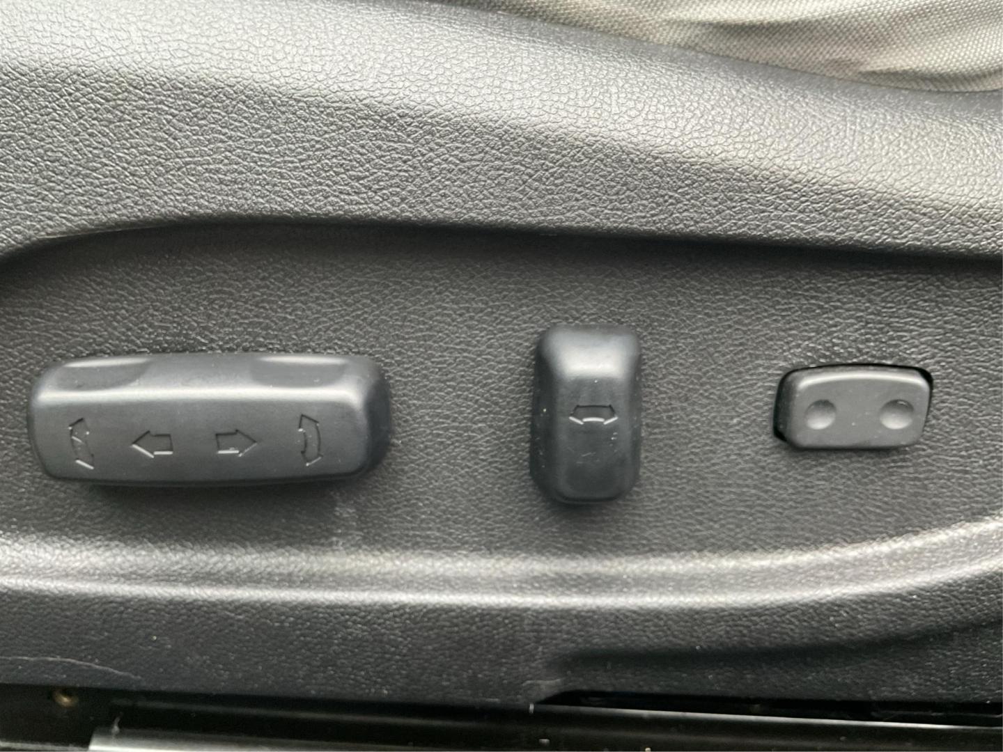 2013 Hyundai Sonata GLS (5NPEB4AC5DH) with an 2.4L I-4 gasoline direct injection engine, located at 4508 South Dixie Dr, Moraine, OH, 45439, (937) 908-9800, 39.807072, -84.031563 - Photo#16