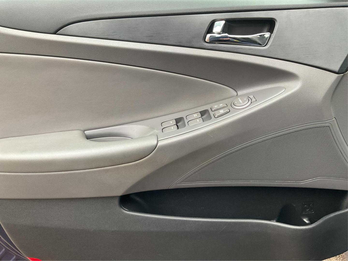 2013 Hyundai Sonata GLS (5NPEB4AC5DH) with an 2.4L I-4 gasoline direct injection engine, located at 4508 South Dixie Dr, Moraine, OH, 45439, (937) 908-9800, 39.807072, -84.031563 - Photo#17