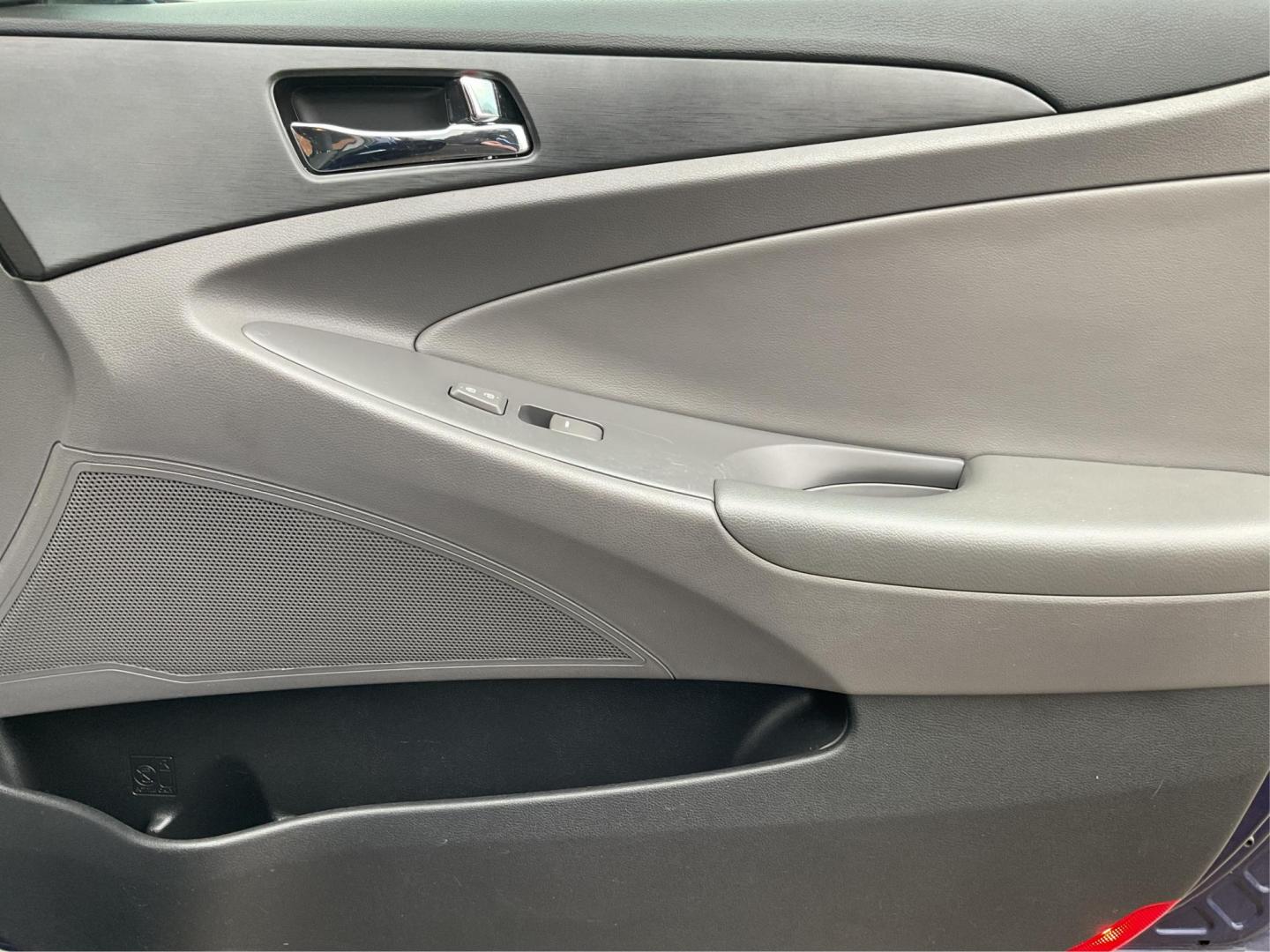 2013 Hyundai Sonata GLS (5NPEB4AC5DH) with an 2.4L I-4 gasoline direct injection engine, located at 4508 South Dixie Dr, Moraine, OH, 45439, (937) 908-9800, 39.807072, -84.031563 - Photo#18
