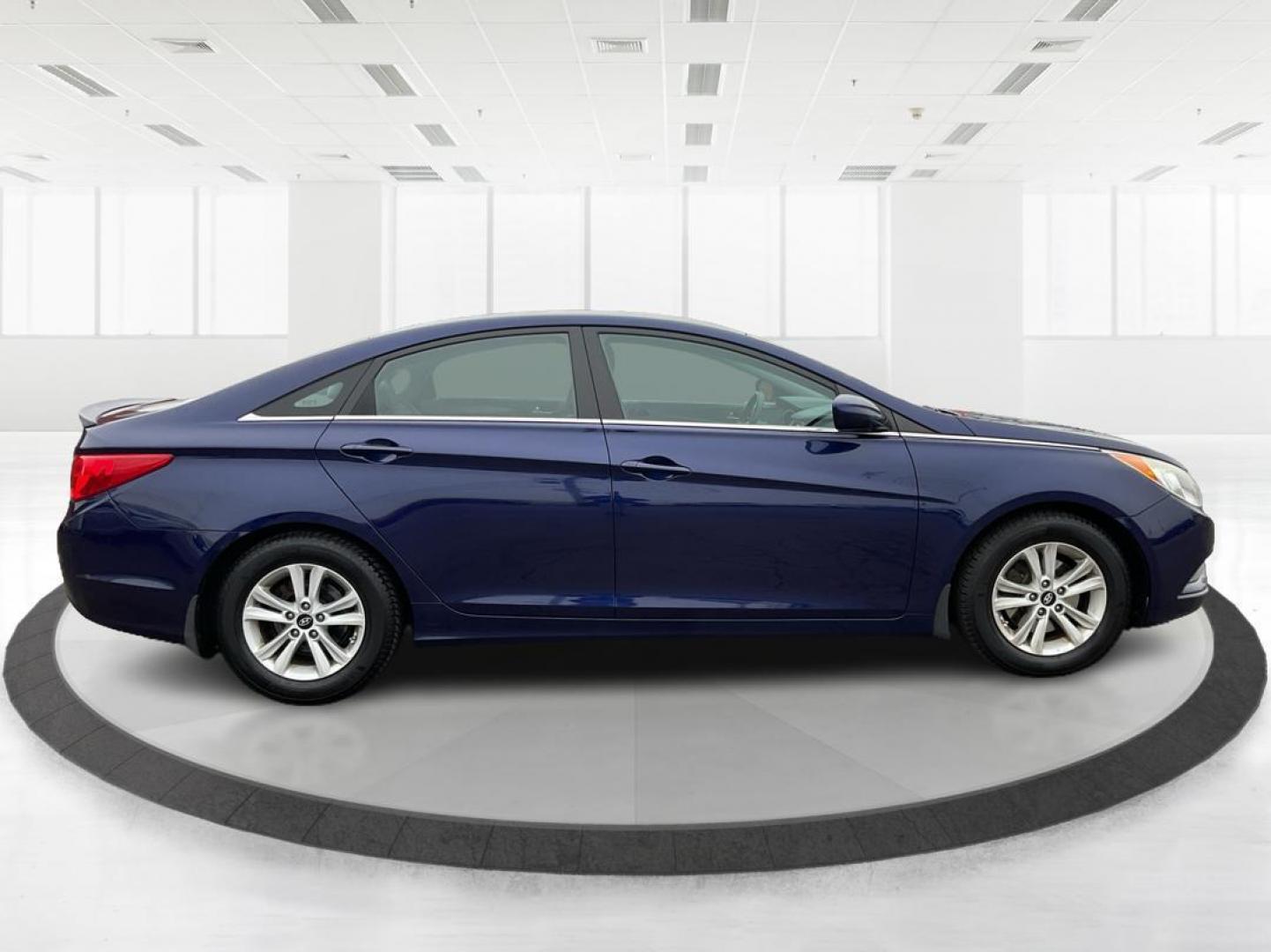 2013 Hyundai Sonata GLS (5NPEB4AC5DH) with an 2.4L I-4 gasoline direct injection engine, located at 4508 South Dixie Dr, Moraine, OH, 45439, (937) 908-9800, 39.807072, -84.031563 - Photo#1