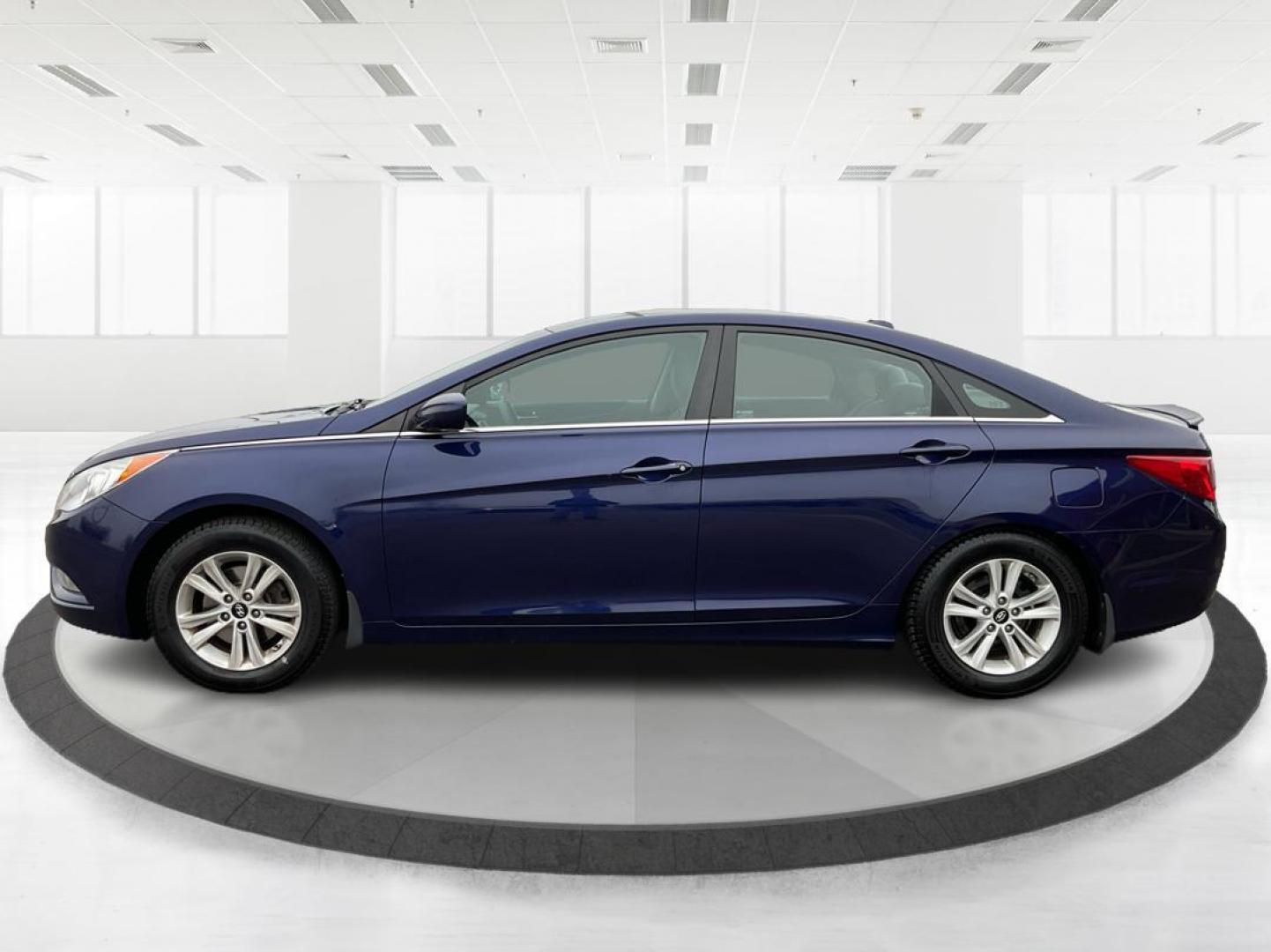 2013 Hyundai Sonata GLS (5NPEB4AC5DH) with an 2.4L I-4 gasoline direct injection engine, located at 4508 South Dixie Dr, Moraine, OH, 45439, (937) 908-9800, 39.807072, -84.031563 - Photo#5