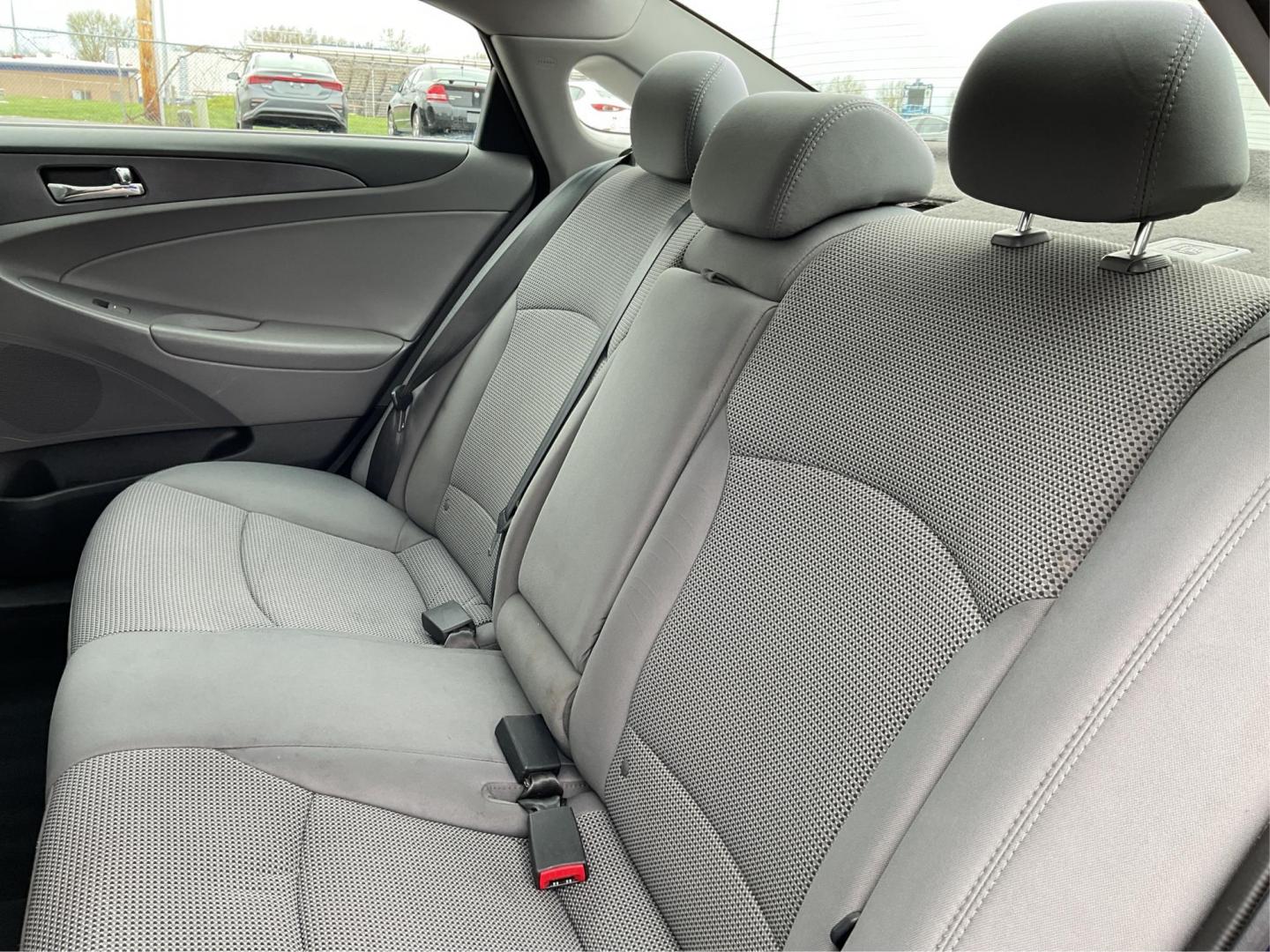2013 Hyundai Sonata GLS (5NPEB4AC6DH) with an 2.4L L4 DOHC 16V engine, 6-Speed Automatic transmission, located at 1230 East Main St, Xenia, OH, 45385, (937) 908-9800, 39.688042, -83.910538 - Photo#9