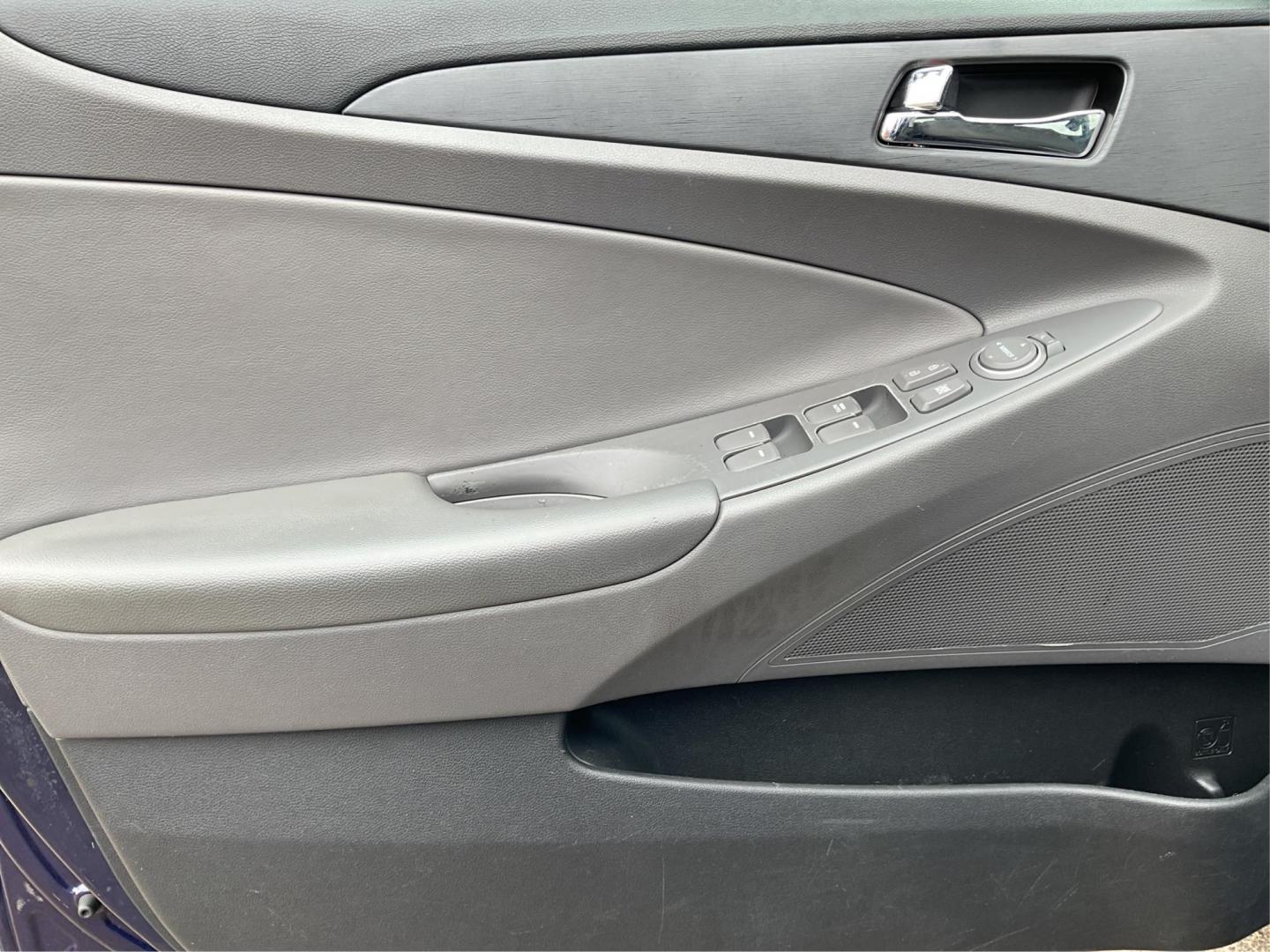 2013 Hyundai Sonata GLS (5NPEB4AC6DH) with an 2.4L L4 DOHC 16V engine, 6-Speed Automatic transmission, located at 1230 East Main St, Xenia, OH, 45385, (937) 908-9800, 39.688042, -83.910538 - Photo#16