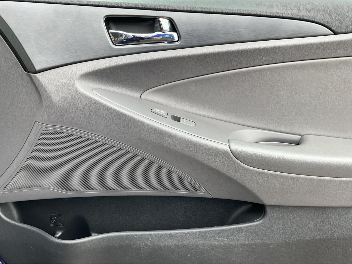 2013 Hyundai Sonata GLS (5NPEB4AC6DH) with an 2.4L L4 DOHC 16V engine, 6-Speed Automatic transmission, located at 1230 East Main St, Xenia, OH, 45385, (937) 908-9800, 39.688042, -83.910538 - Photo#17