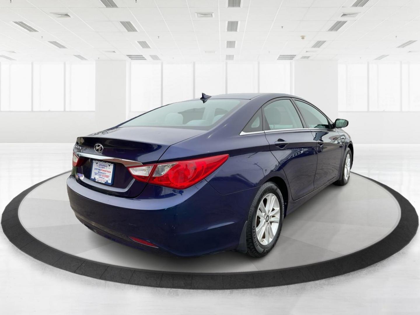 2013 Hyundai Sonata GLS (5NPEB4AC6DH) with an 2.4L L4 DOHC 16V engine, 6-Speed Automatic transmission, located at 1230 East Main St, Xenia, OH, 45385, (937) 908-9800, 39.688042, -83.910538 - Photo#2