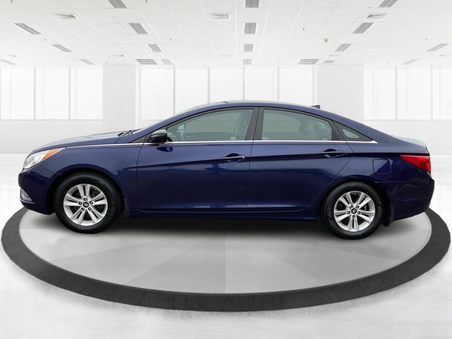 2013 Hyundai Sonata GLS (5NPEB4AC6DH) with an 2.4L L4 DOHC 16V engine, 6-Speed Automatic transmission, located at 1230 East Main St, Xenia, OH, 45385, (937) 908-9800, 39.688042, -83.910538 - Photo#5