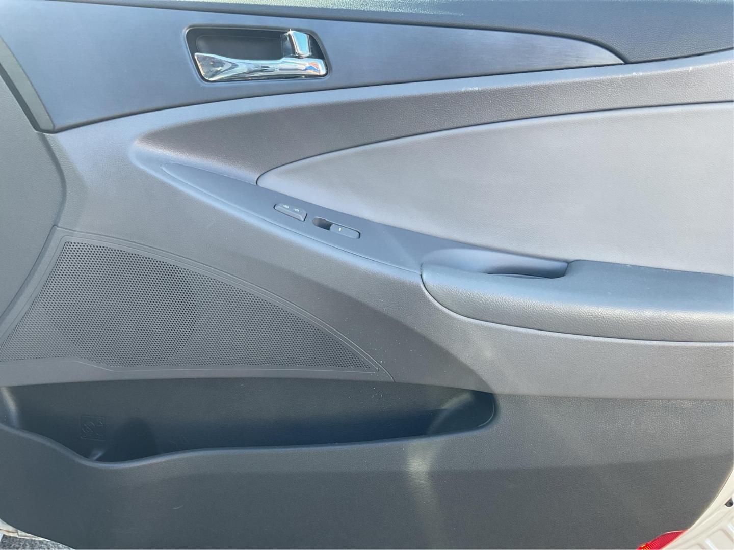 2013 Hyundai Sonata GLS (5NPEB4AC7DH) with an 2.4L I-4 gasoline direct injection engine, located at 880 E. National Road, OH, 45377, (937) 908-9800, 39.891918, -84.183975 - Photo#19