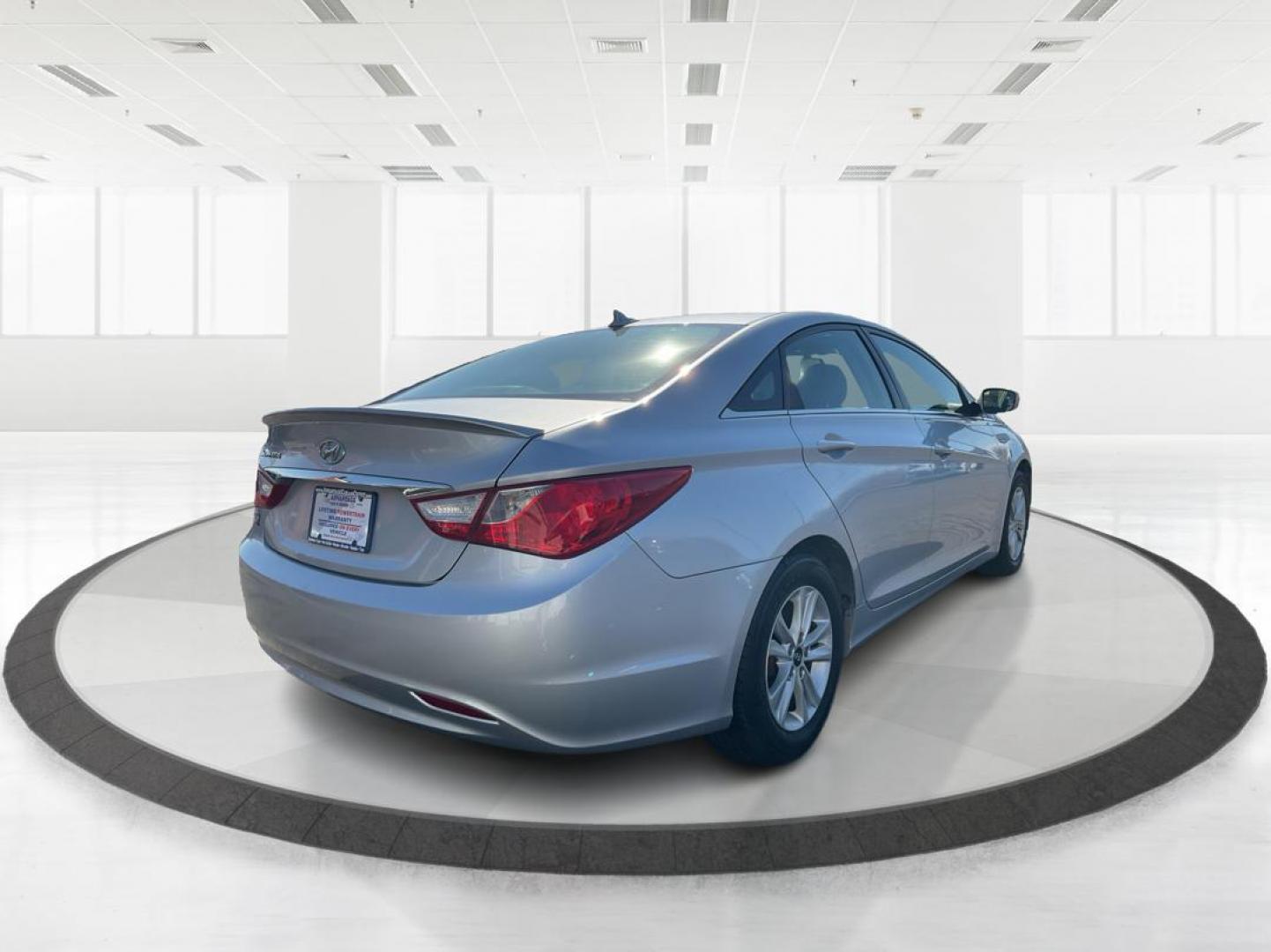 2013 Hyundai Sonata GLS (5NPEB4AC7DH) with an 2.4L I-4 gasoline direct injection engine, located at 880 E. National Road, OH, 45377, (937) 908-9800, 39.891918, -84.183975 - Photo#2