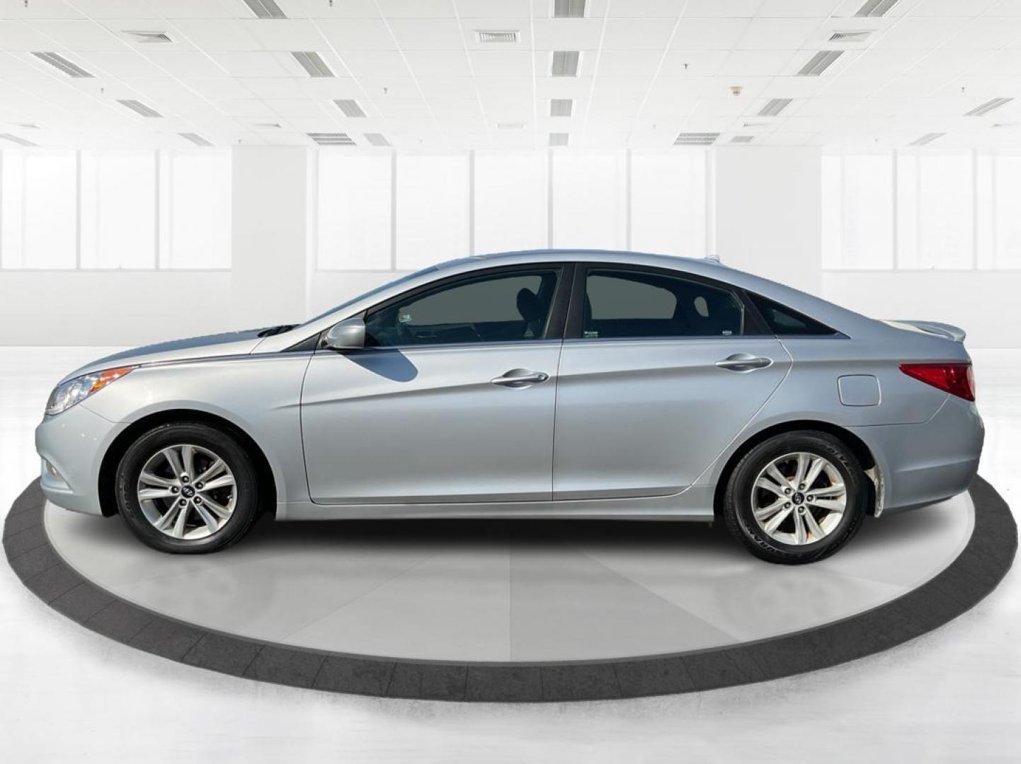 2013 Hyundai Sonata GLS (5NPEB4AC7DH) with an 2.4L I-4 gasoline direct injection engine, located at 880 E. National Road, OH, 45377, (937) 908-9800, 39.891918, -84.183975 - Photo#5