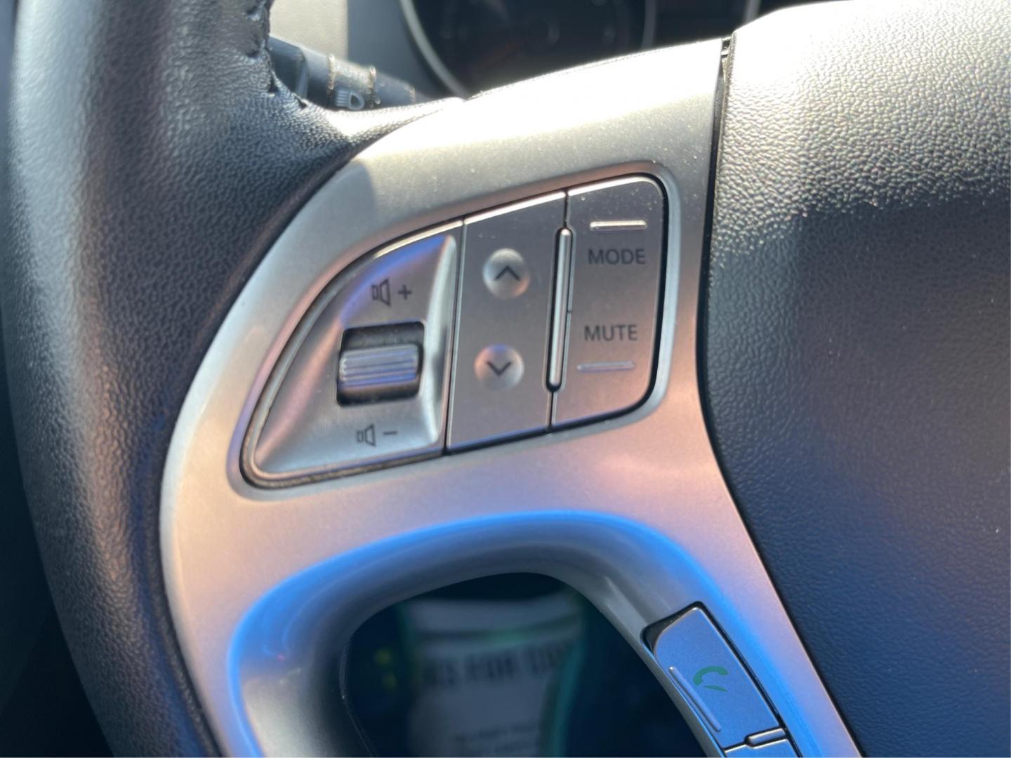 2013 Hyundai Tucson GLS (KM8JU3AC1DU) with an Theta II 2.4L I-4 DOHC engine, located at 1099 N County Rd 25A , Troy, OH, 45373, (937) 908-9800, 40.057041, -84.215462 - Photo#15