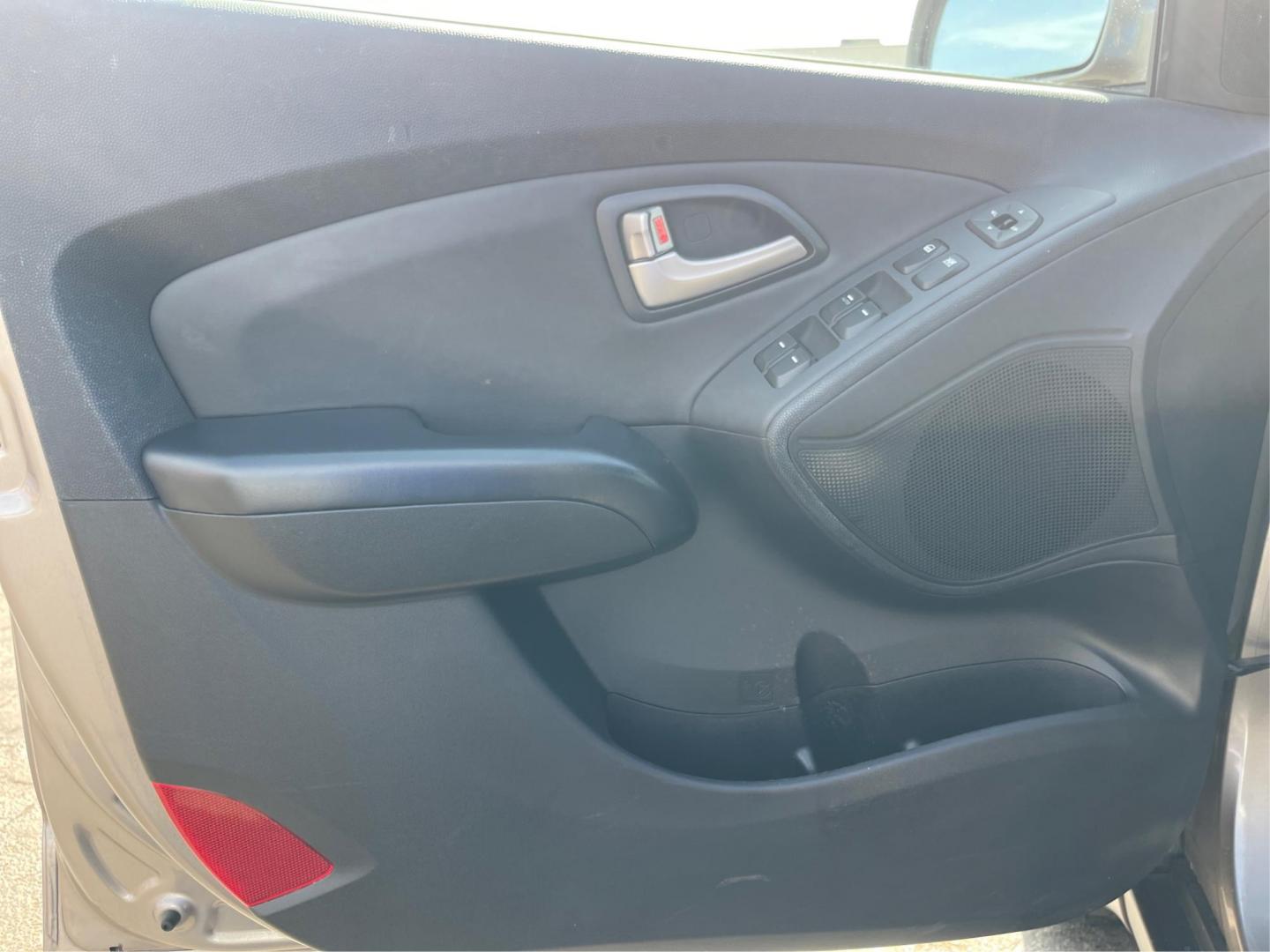 2013 Hyundai Tucson GLS (KM8JU3AC1DU) with an Theta II 2.4L I-4 DOHC engine, located at 1099 N County Rd 25A , Troy, OH, 45373, (937) 908-9800, 40.057041, -84.215462 - Photo#18