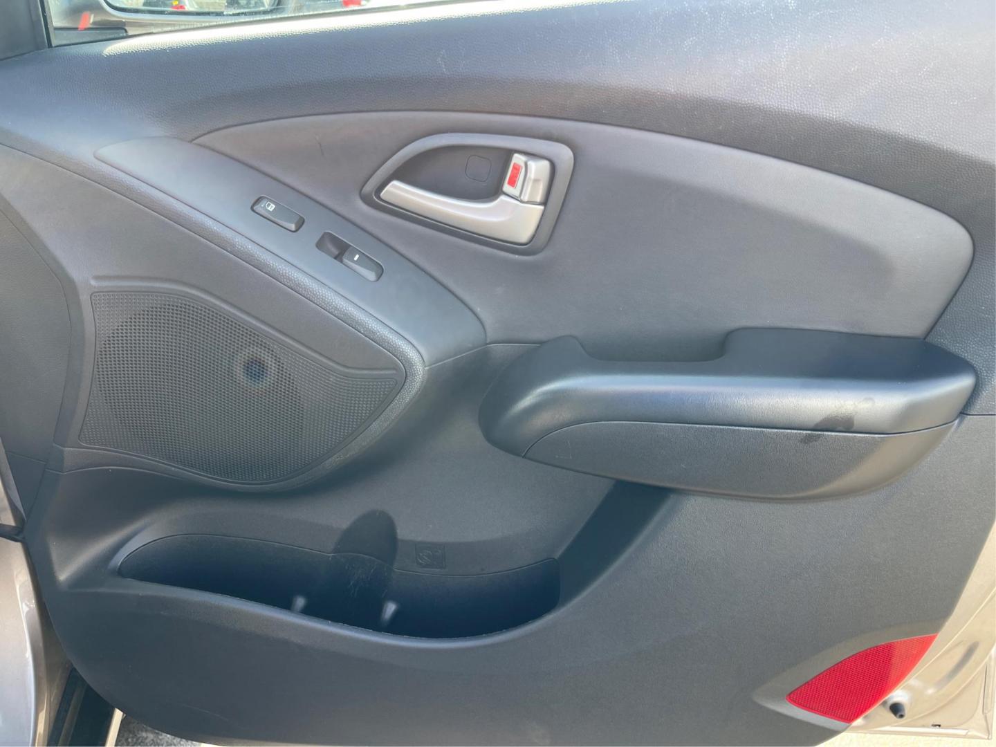 2013 Hyundai Tucson GLS (KM8JU3AC1DU) with an Theta II 2.4L I-4 DOHC engine, located at 1099 N County Rd 25A , Troy, OH, 45373, (937) 908-9800, 40.057041, -84.215462 - Photo#19
