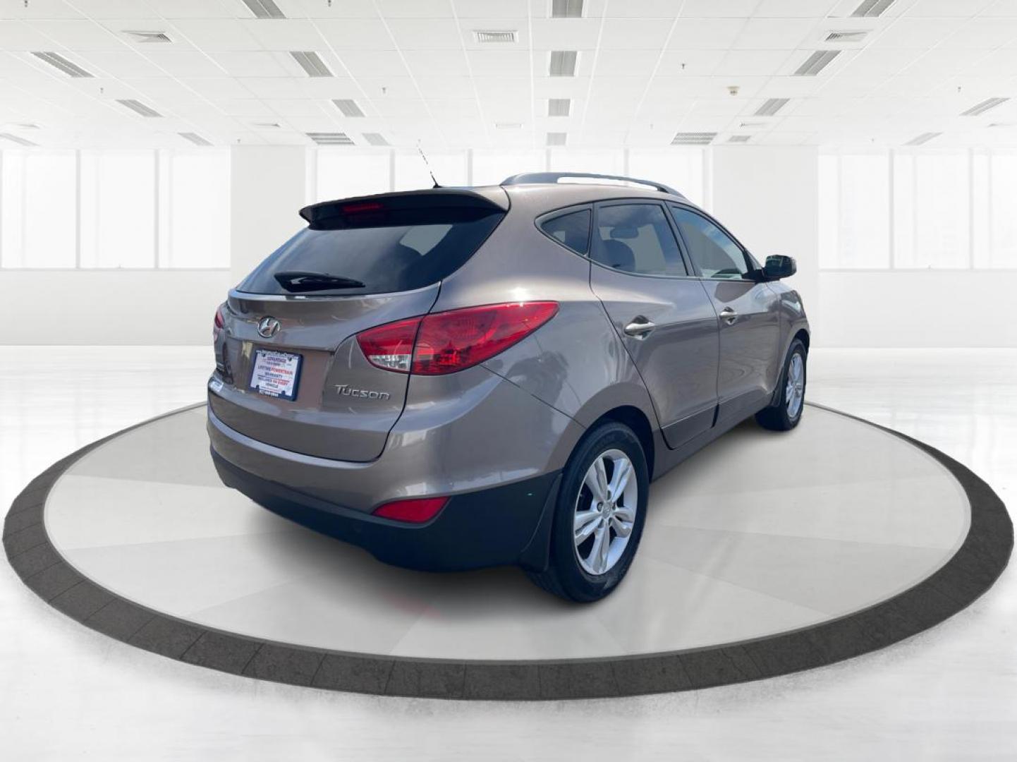 2013 Hyundai Tucson GLS (KM8JU3AC1DU) with an Theta II 2.4L I-4 DOHC engine, located at 1099 N County Rd 25A , Troy, OH, 45373, (937) 908-9800, 40.057041, -84.215462 - Photo#2