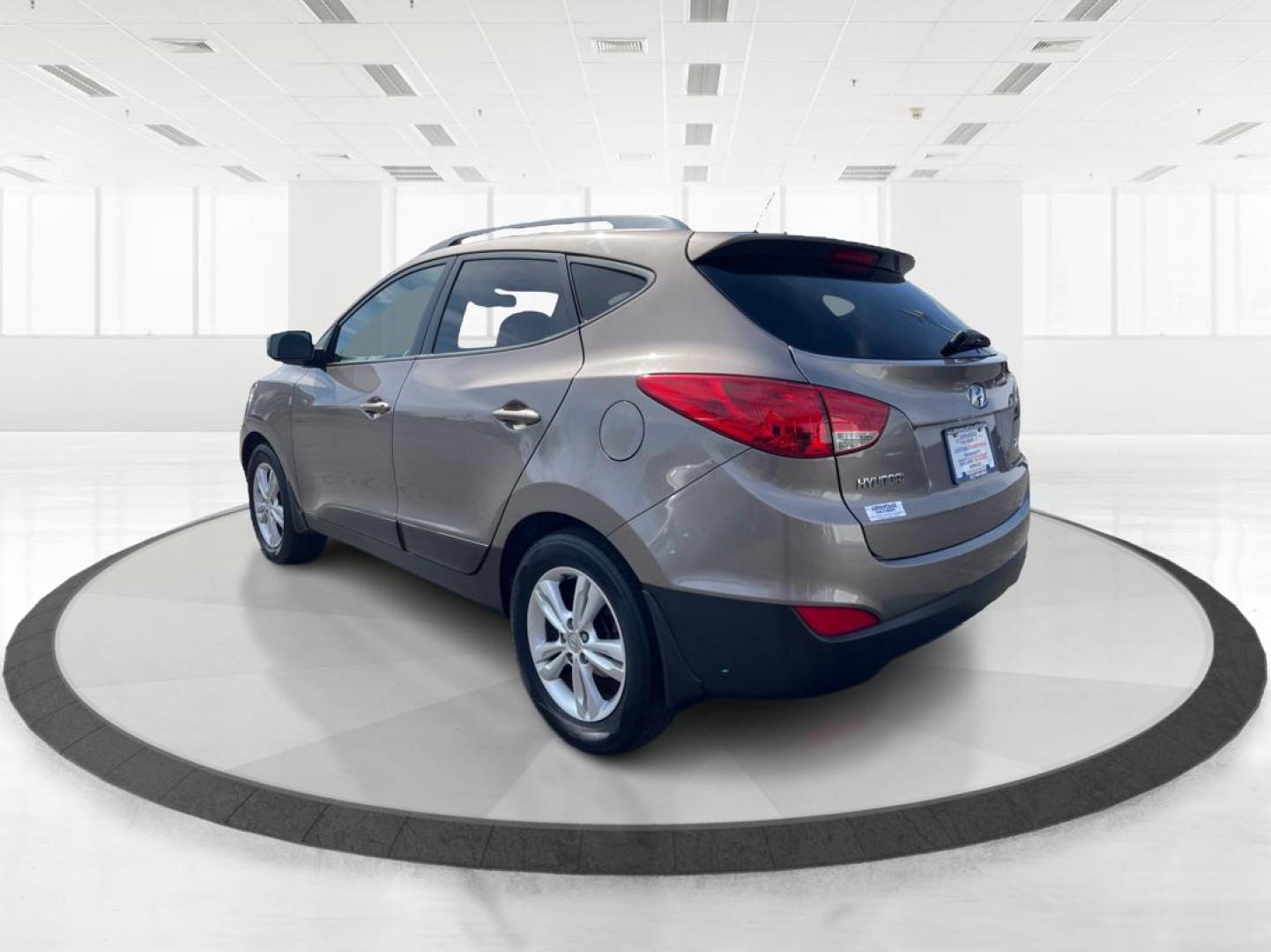2013 Hyundai Tucson GLS (KM8JU3AC1DU) with an Theta II 2.4L I-4 DOHC engine, located at 1099 N County Rd 25A , Troy, OH, 45373, (937) 908-9800, 40.057041, -84.215462 - Photo#4