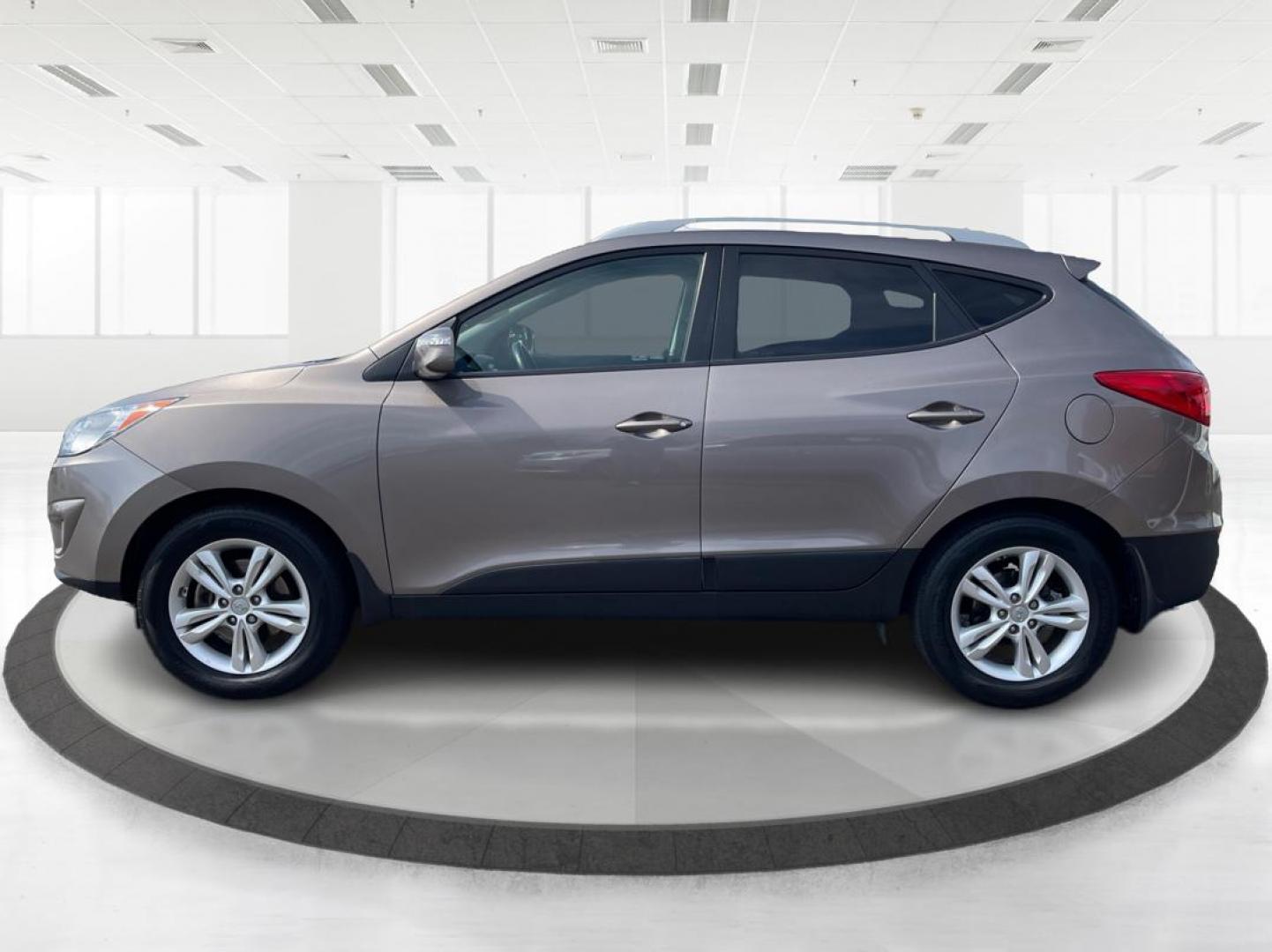 2013 Hyundai Tucson GLS (KM8JU3AC1DU) with an Theta II 2.4L I-4 DOHC engine, located at 1099 N County Rd 25A , Troy, OH, 45373, (937) 908-9800, 40.057041, -84.215462 - Photo#5
