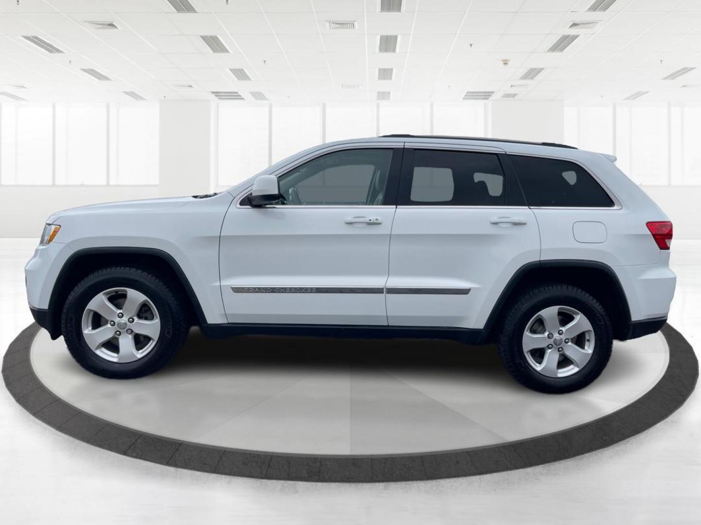 2013 Jeep Grand Cherokee Laredo (1C4RJFAG8DC) with an 3.6L V-6 DOHC engine, located at 1951 S Dayton Lakeview Rd., New Carlisle, OH, 45344, (937) 908-9800, 39.890999, -84.050255 - Photo#5