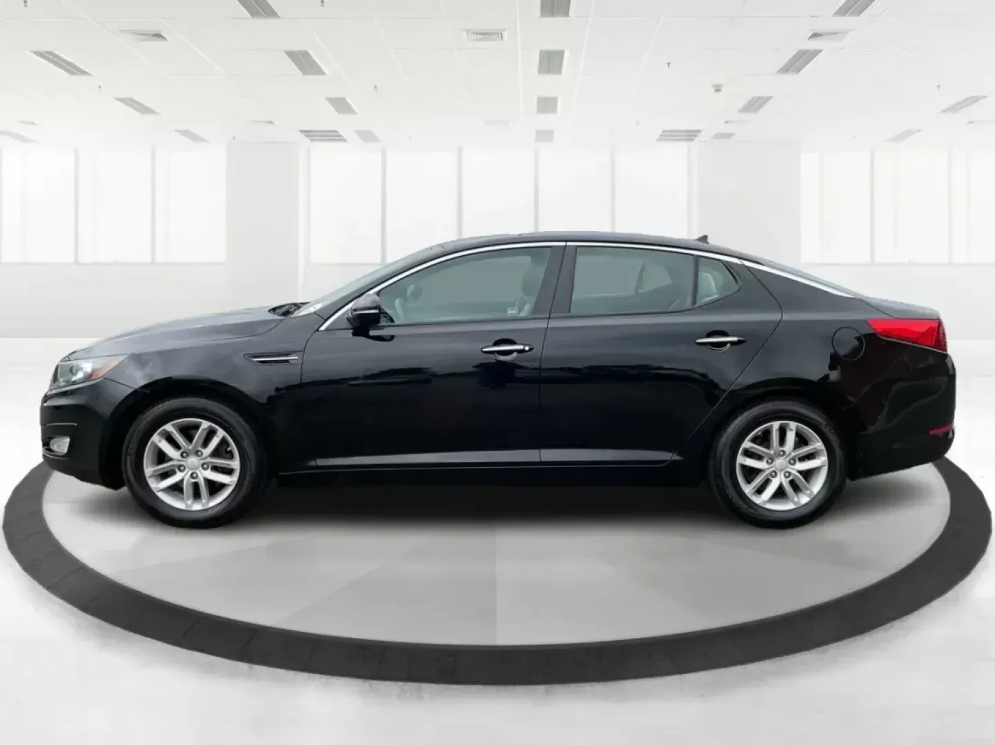 2013 Kia Optima LX (5XXGM4A72DG) with an 2.4L I-4 gasoline direct injection engine, located at 401 Woodman Dr, Riverside, OH, 45431, (937) 908-9800, 39.761024, -84.120956 - Photo#4