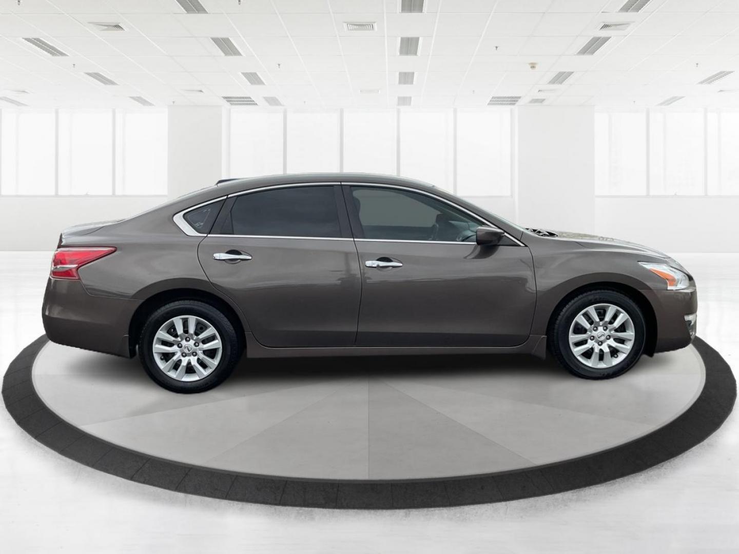 2013 Nissan Altima 2.5 S (1N4AL3APXDN) with an 2.5L I-4 DOHC engine, located at 4508 South Dixie Dr, Moraine, OH, 45439, (937) 908-9800, 39.807072, -84.031563 - Photo#1