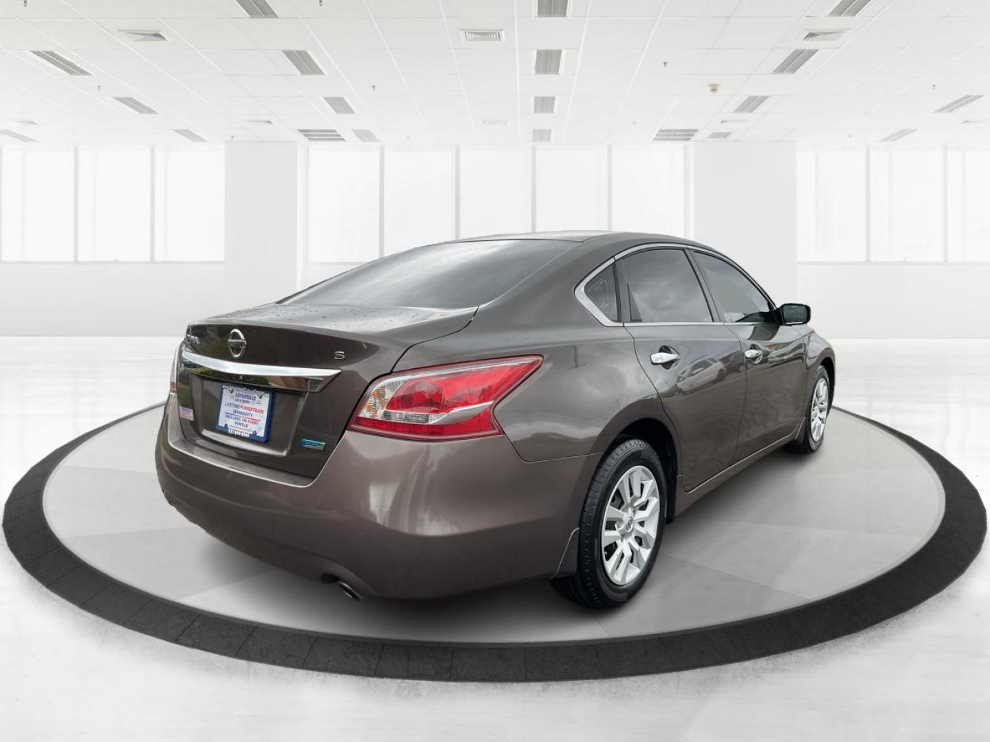 2013 Nissan Altima 2.5 S (1N4AL3APXDN) with an 2.5L I-4 DOHC engine, located at 4508 South Dixie Dr, Moraine, OH, 45439, (937) 908-9800, 39.807072, -84.031563 - Photo#2