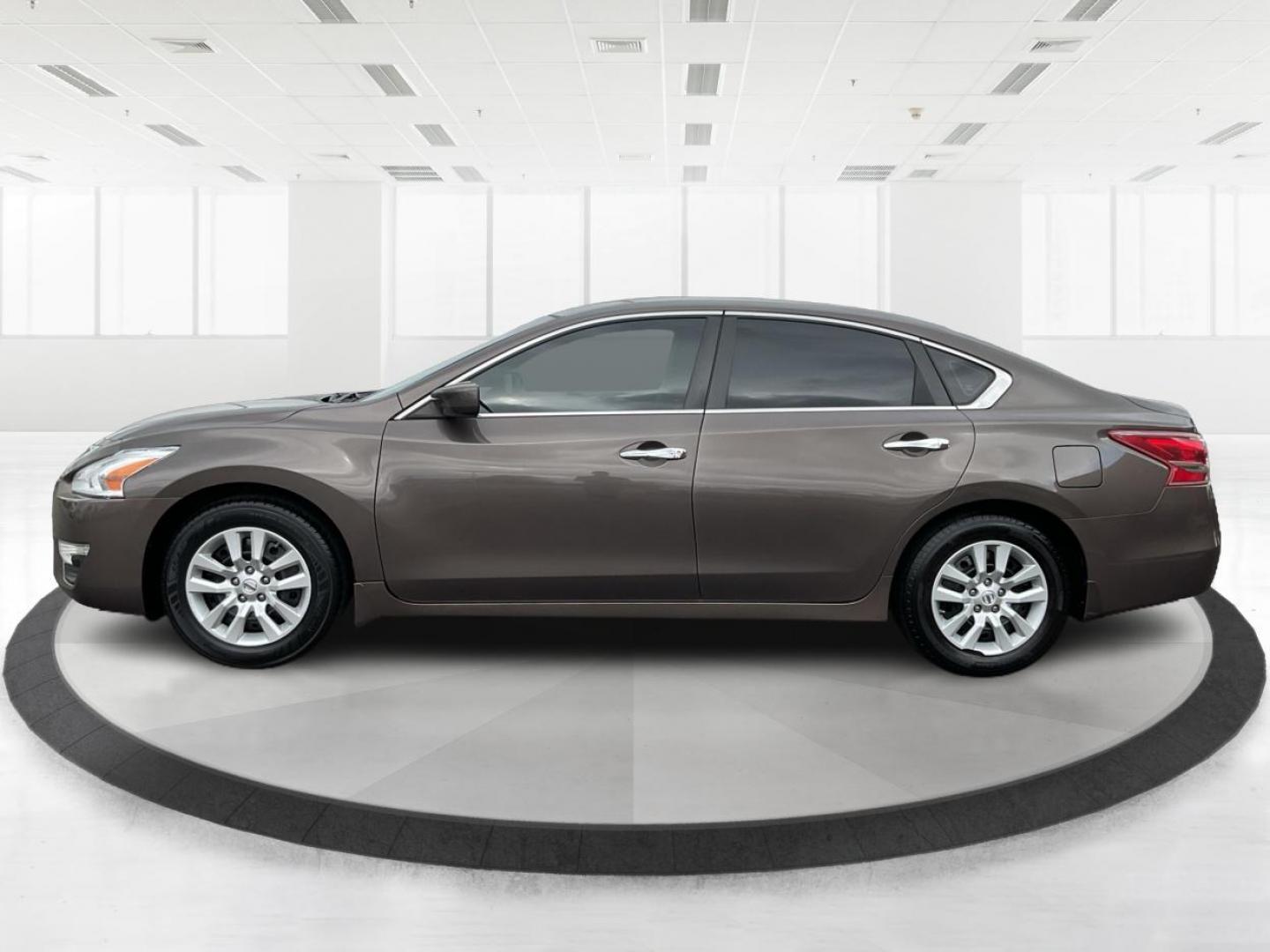 2013 Nissan Altima 2.5 S (1N4AL3APXDN) with an 2.5L I-4 DOHC engine, located at 4508 South Dixie Dr, Moraine, OH, 45439, (937) 908-9800, 39.807072, -84.031563 - Photo#5