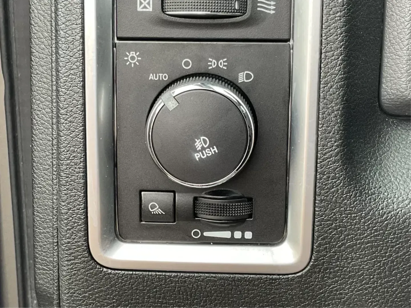 2013 Ram 1500 Big Horn (1C6RR7GT4DS) with an HEMI 5.7L V-8 variable valve control engine, located at 1230 East Main St, Xenia, OH, 45385, (937) 908-9800, 39.688042, -83.910538 - Photo#15