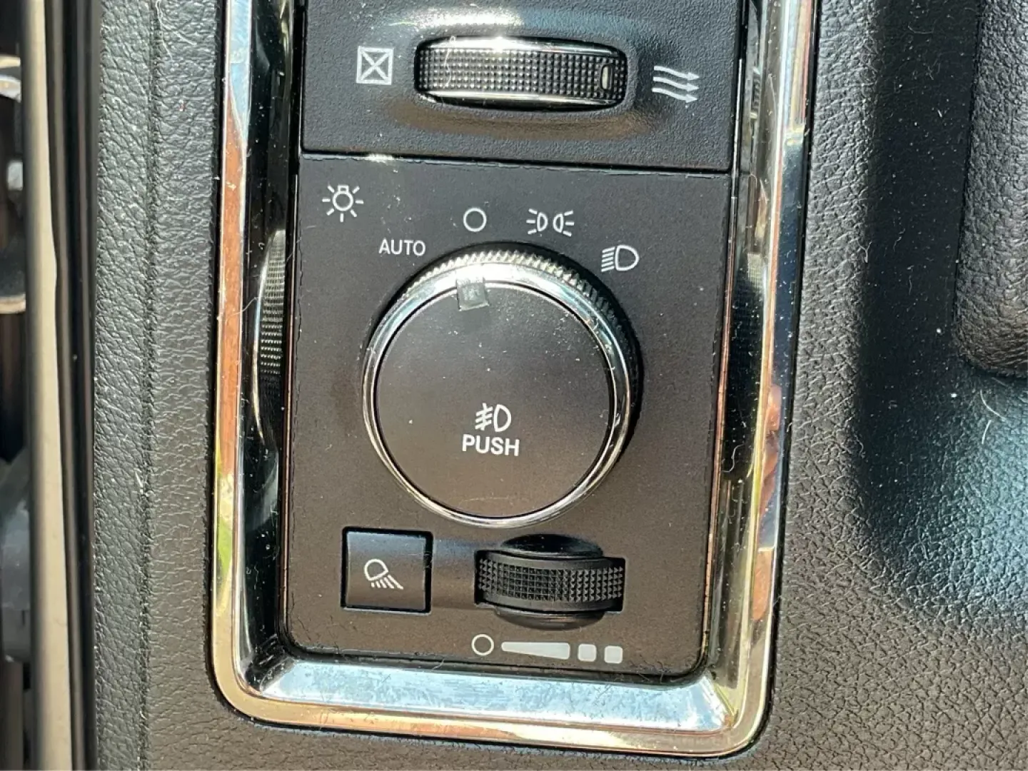 2013 Ram 1500 Sport (1C6RR7MT6DS) with an HEMI 5.7L V-8 variable valve control engine, located at 1230 East Main St, Xenia, OH, 45385, (937) 908-9800, 39.688042, -83.910538 - Photo#14