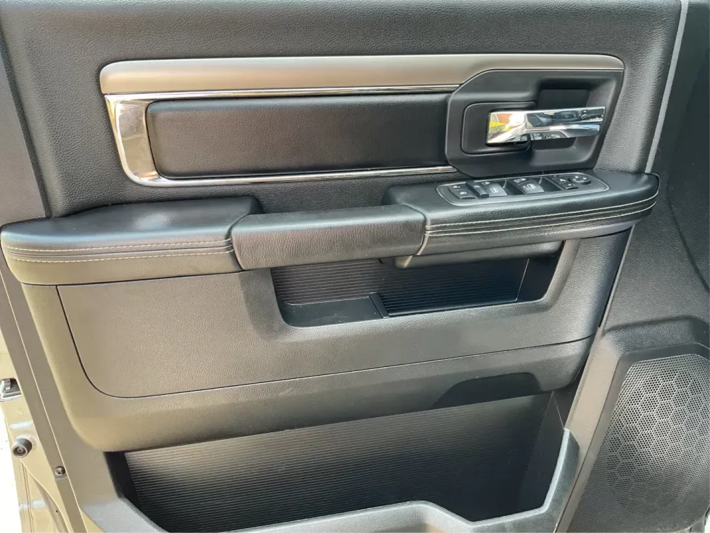2013 Ram 1500 Sport (1C6RR7MT6DS) with an HEMI 5.7L V-8 variable valve control engine, located at 1230 East Main St, Xenia, OH, 45385, (937) 908-9800, 39.688042, -83.910538 - Photo#16