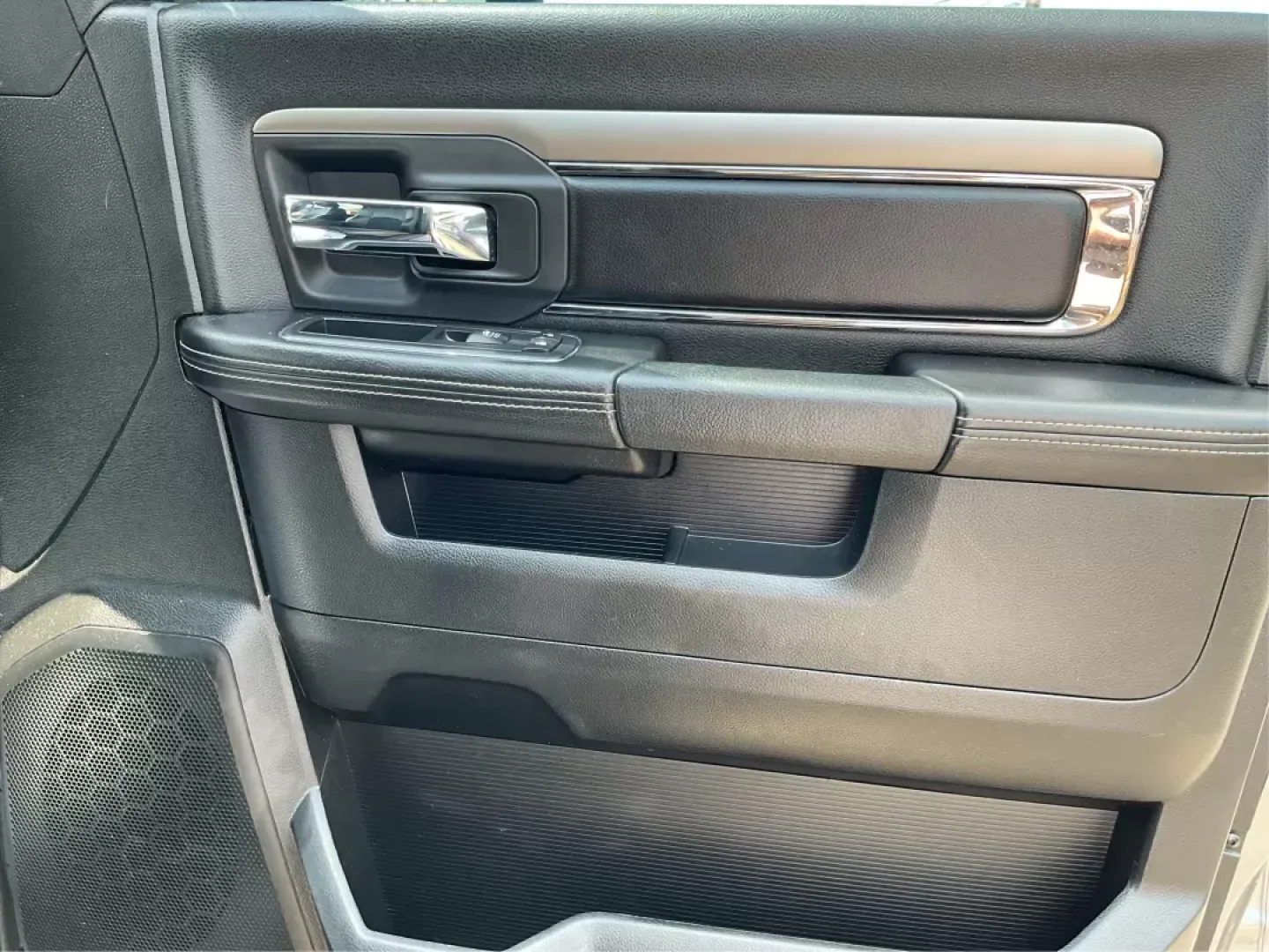 2013 Ram 1500 Sport (1C6RR7MT6DS) with an HEMI 5.7L V-8 variable valve control engine, located at 1230 East Main St, Xenia, OH, 45385, (937) 908-9800, 39.688042, -83.910538 - Photo#17