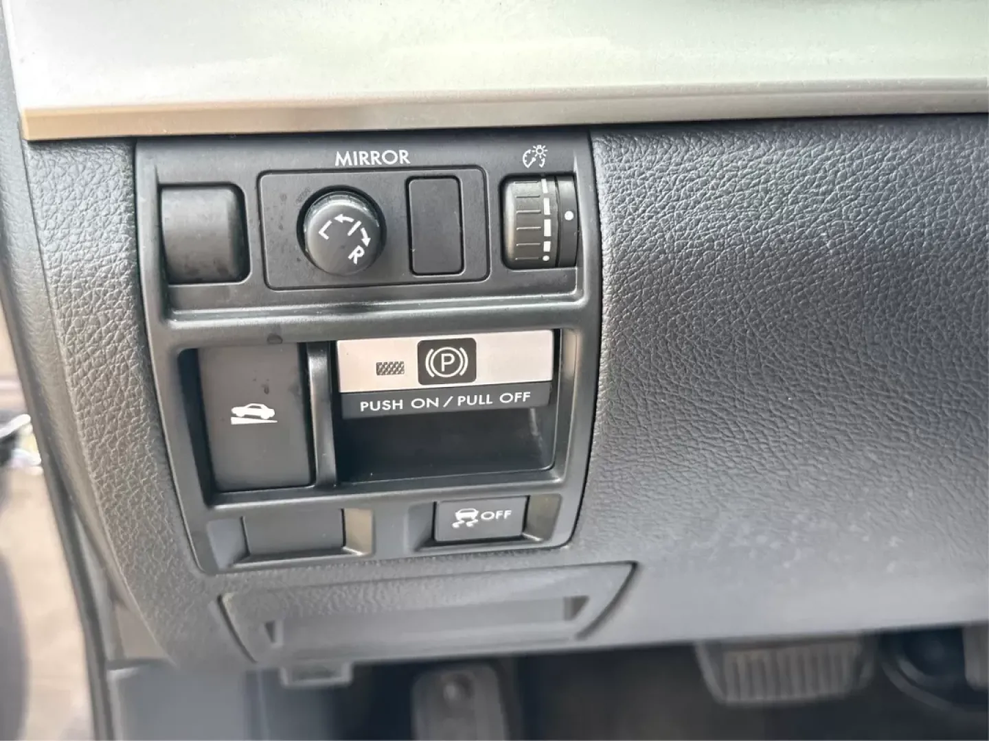 2013 Subaru Outback 2.5i (4S4BRBAC8D3) with an 2.5L H-4 DOHC engine, located at 1230 East Main St, Xenia, OH, 45385, (937) 908-9800, 39.688042, -83.910538 - Experience life to the fullest with the 2013 Subaru Outback 2.5i, a versatile vehicle that adapts seamlessly to your lifestyle. Whether you're a growing family seeking reliability for weekend adventures or a commuter navigating the bustling streets of New Carlisle, this Outback is engineered to elev - Photo#17