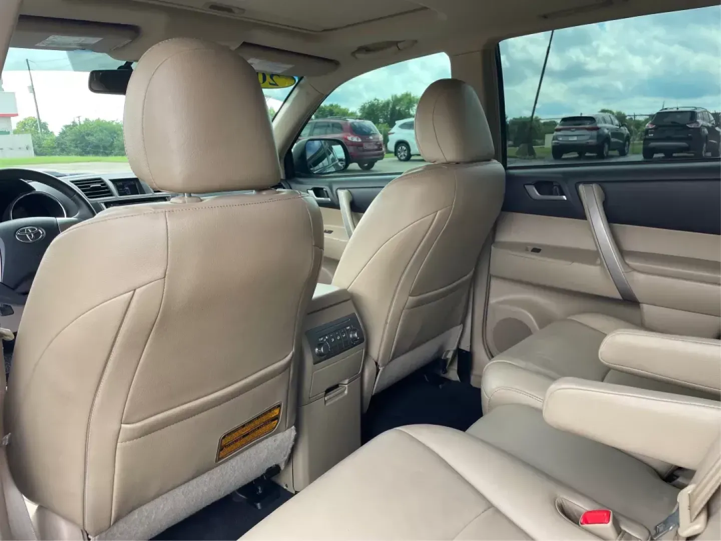 2013 Toyota Highlander SE V6 (5TDZK3EH9DS) with an 3.5L V-6 DOHC engine, located at 1184 Kauffman Ave, Fairborn, OH, 45324, (937) 908-9800, 39.807072, -84.031563 - Photo#9