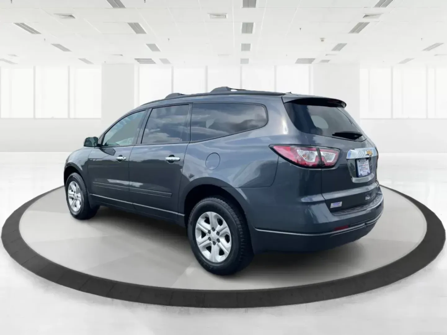 2014 Cyber Gray Metallic Chevrolet Traverse LS FWD w/PDC (1GNKRFED9EJ) with an 3.6L V6 DOHC 24V engine, 6-Speed Automatic transmission, located at 1951 S Dayton Lakeview Rd., New Carlisle, OH, 45344, (937) 908-9800, 39.890999, -84.050255 - Photo#5
