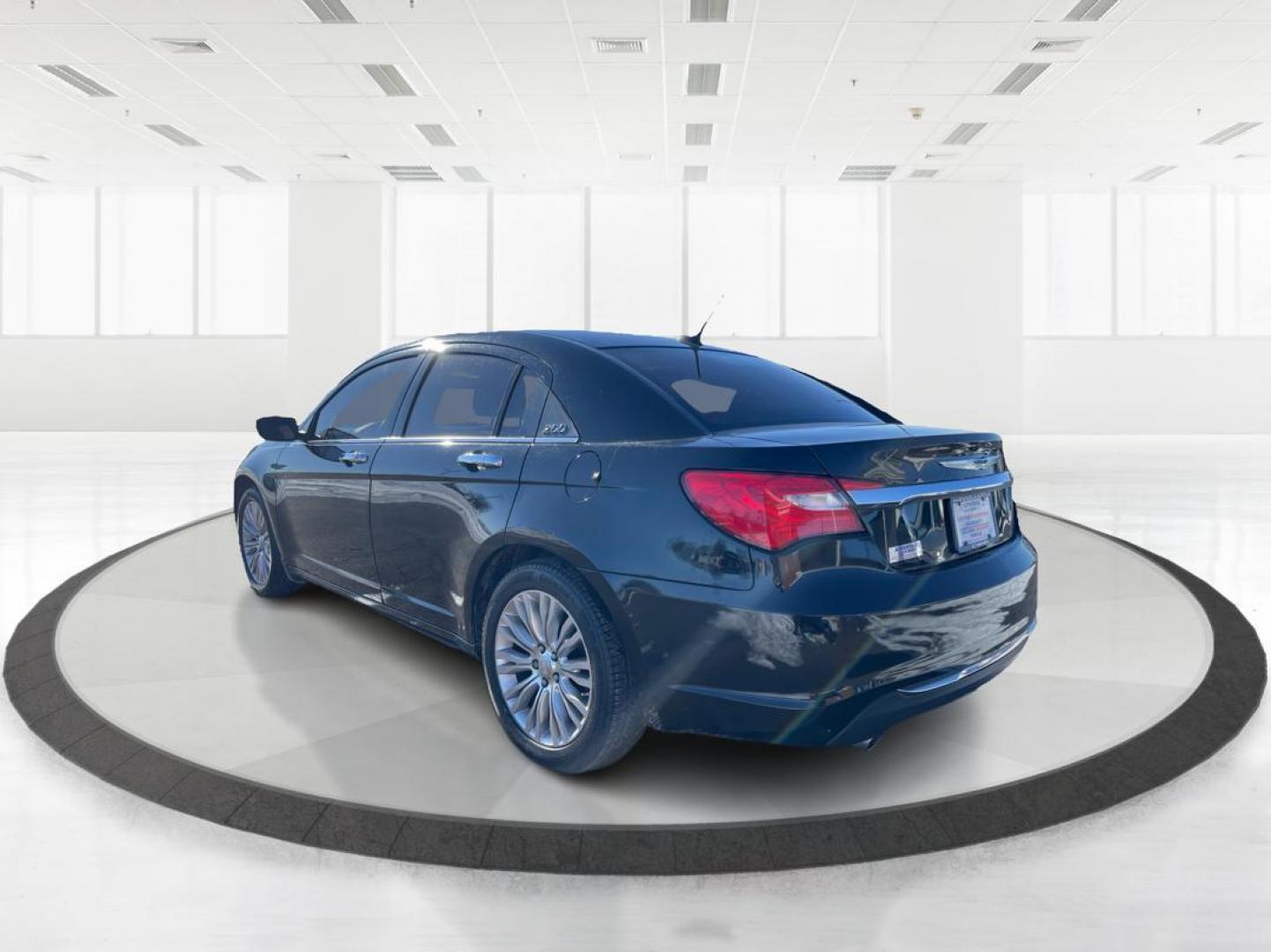 2014 Chrysler 200 Limited (1C3CCBCG0EN) with an 3.6L V6 DOHC 24V FFV engine, 6-Speed Automatic transmission, located at 1951 S Dayton Lakeview Rd., New Carlisle, OH, 45344, (937) 908-9800, 39.890999, -84.050255 - Photo#4