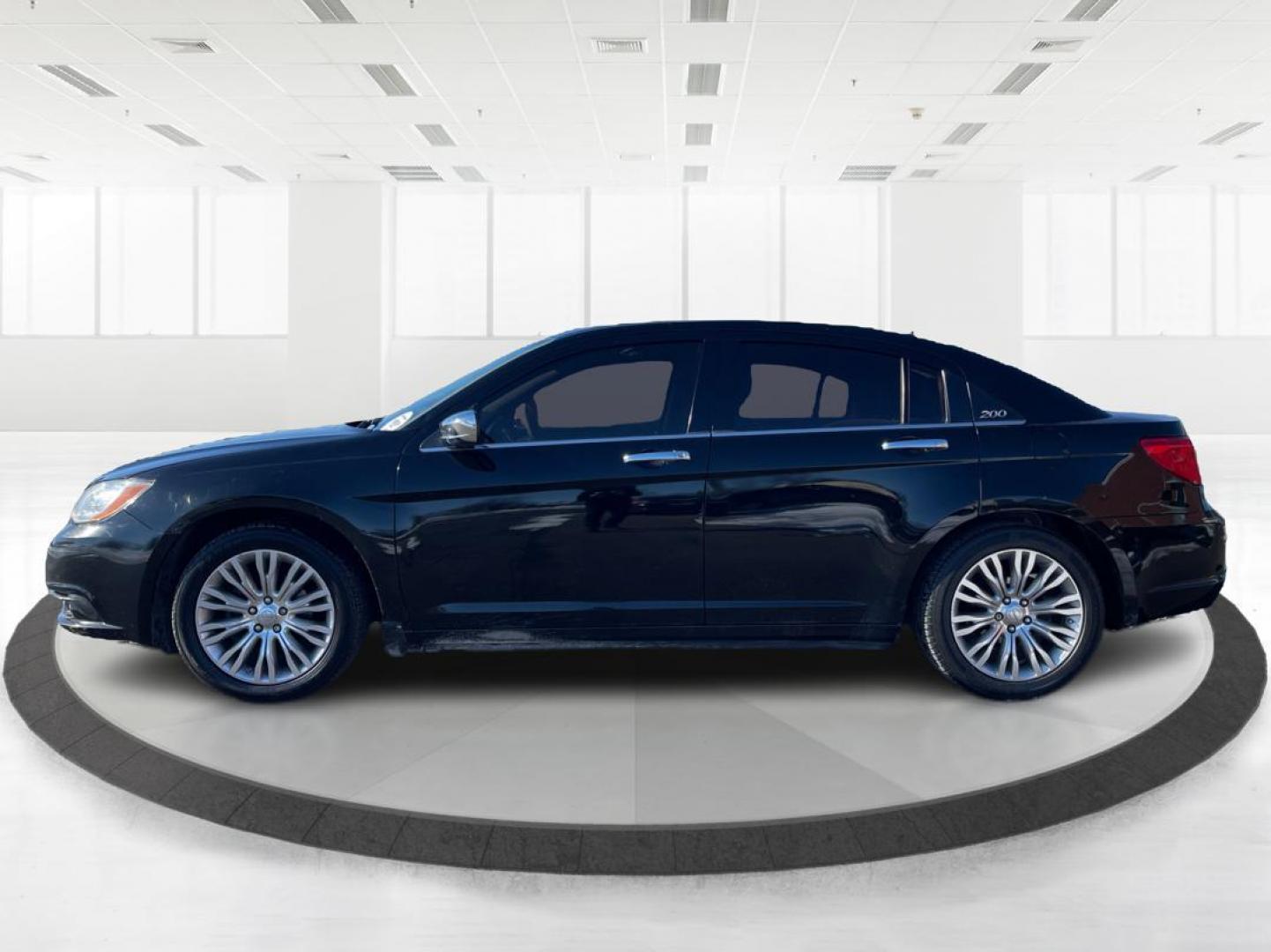 2014 Chrysler 200 Limited (1C3CCBCG0EN) with an 3.6L V6 DOHC 24V FFV engine, 6-Speed Automatic transmission, located at 1951 S Dayton Lakeview Rd., New Carlisle, OH, 45344, (937) 908-9800, 39.890999, -84.050255 - Photo#5