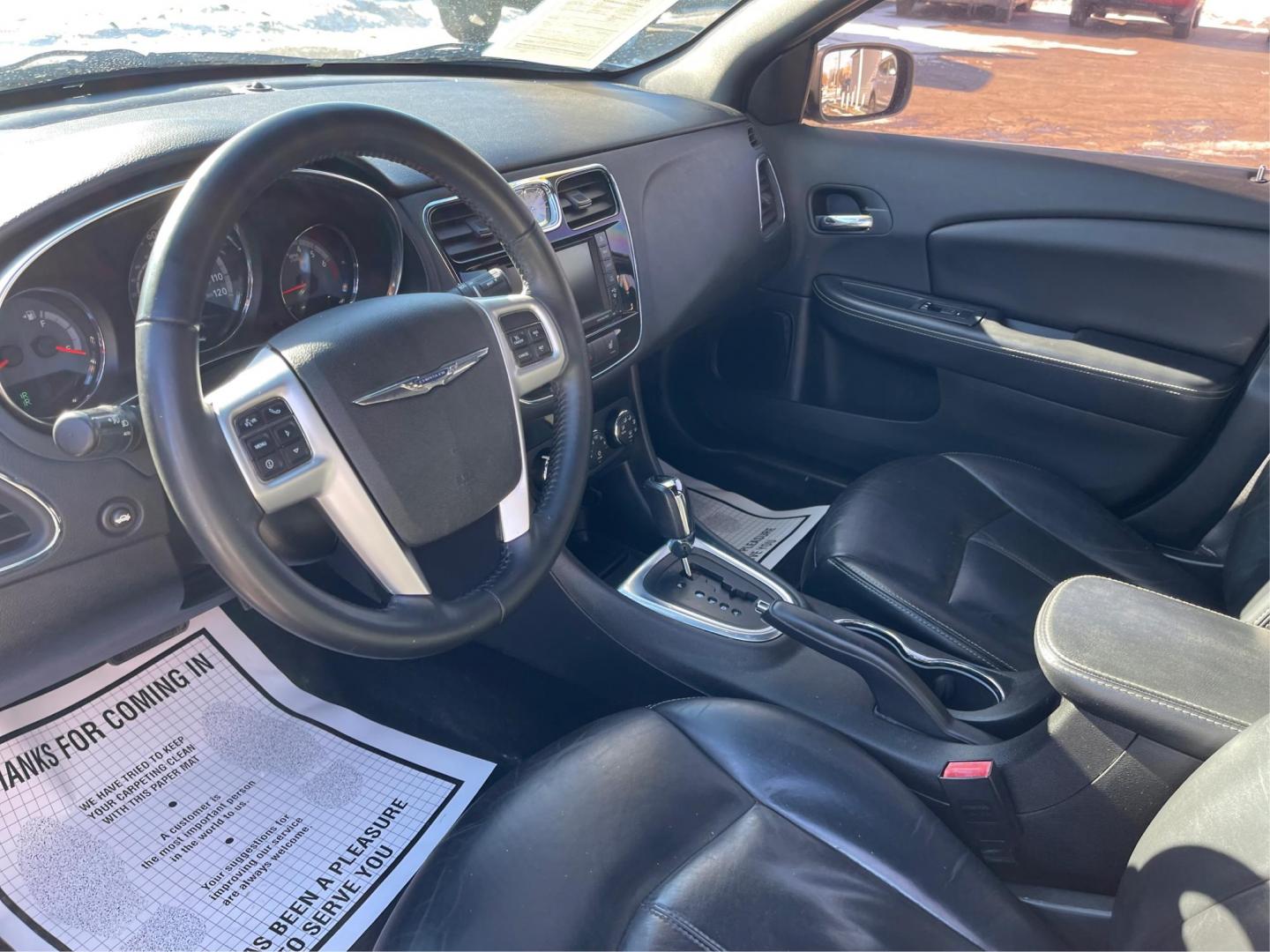 2014 Chrysler 200 Limited (1C3CCBCG0EN) with an 3.6L V6 DOHC 24V FFV engine, 6-Speed Automatic transmission, located at 1951 S Dayton Lakeview Rd., New Carlisle, OH, 45344, (937) 908-9800, 39.890999, -84.050255 - Photo#8