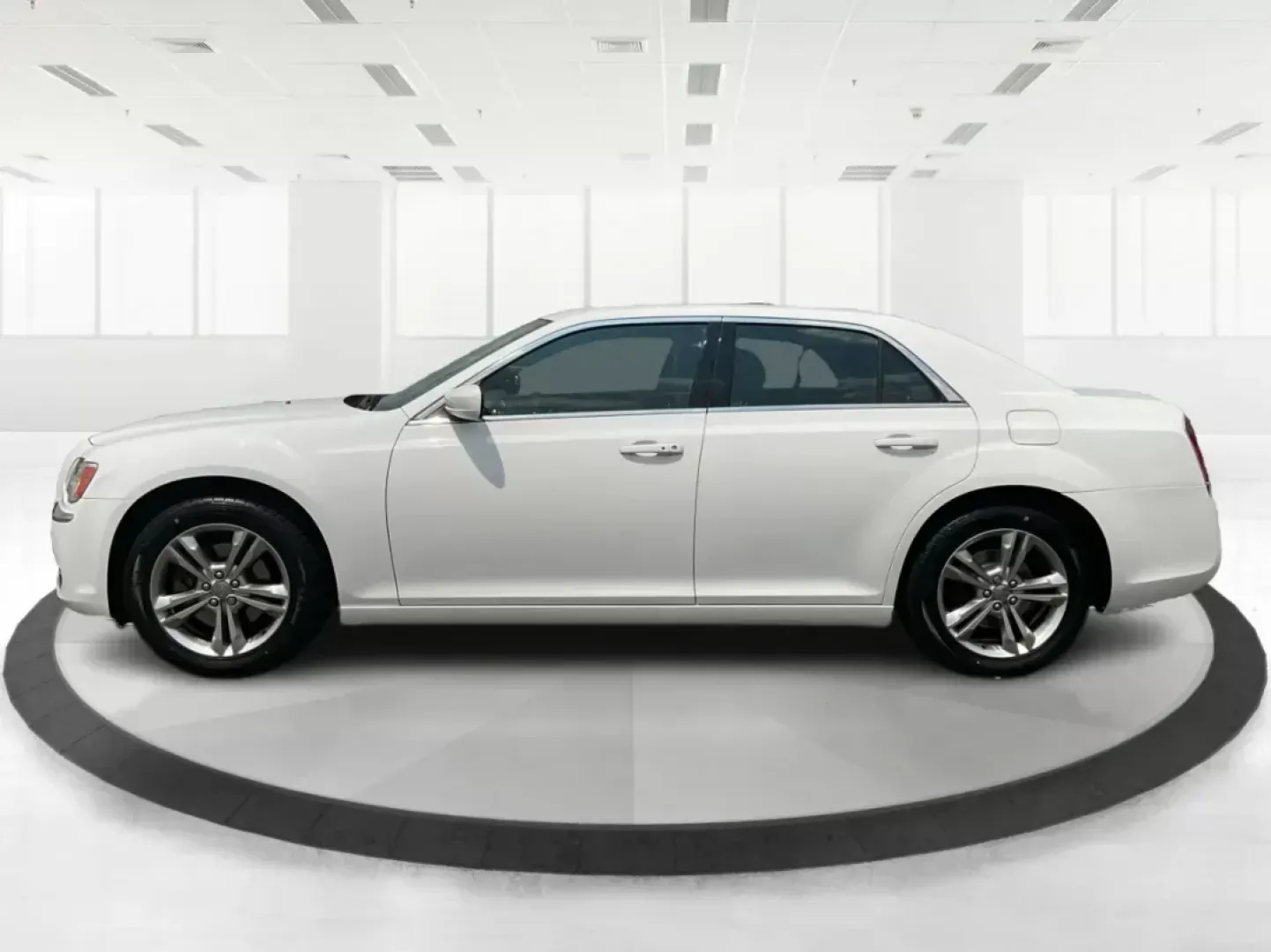 2014 Chrysler 300 Base (2C3CCARG4EH) with an Other engine, located at 1099 N County Rd 25A , Troy, OH, 45373, (937) 908-9800, 40.057041, -84.215462 - Photo#5