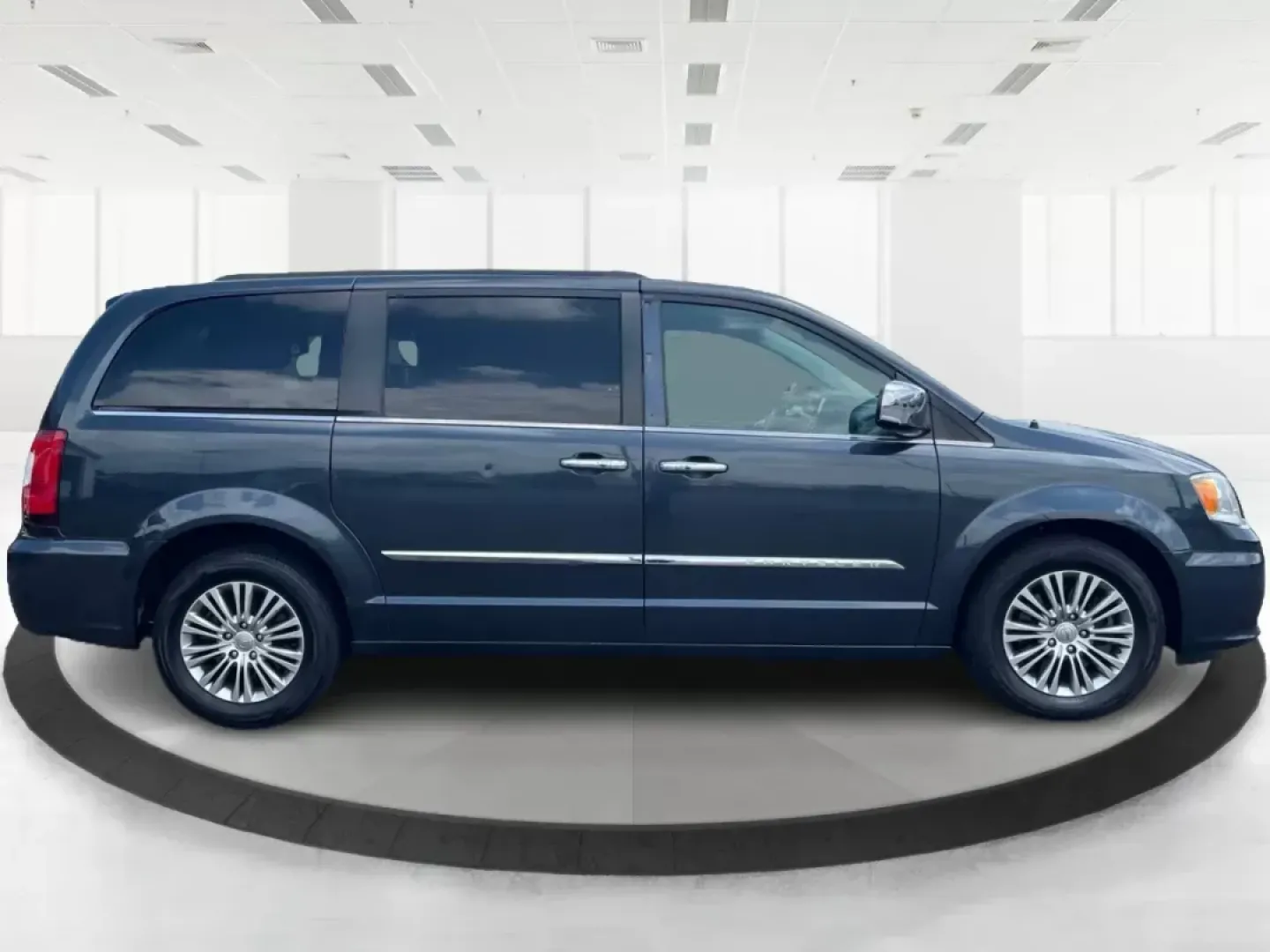 2014 Chrysler Town and Country Touring-L (2C4RC1CG3ER) with an 3.6L V6 DOHC 24V engine, 6-Speed Automatic transmission, located at 880 E. National Road, OH, 45377, (937) 908-9800, 39.891918, -84.183975 - Photo#1