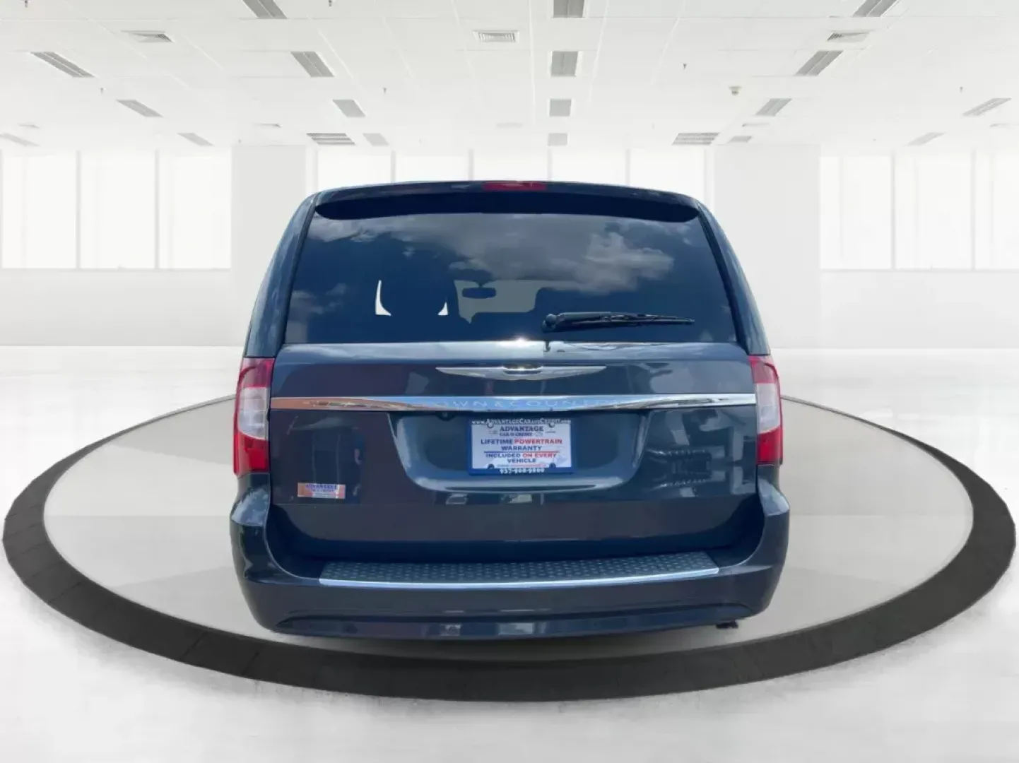 2014 Chrysler Town and Country Touring-L (2C4RC1CG3ER) with an 3.6L V6 DOHC 24V engine, 6-Speed Automatic transmission, located at 880 E. National Road, OH, 45377, (937) 908-9800, 39.891918, -84.183975 - Photo#3