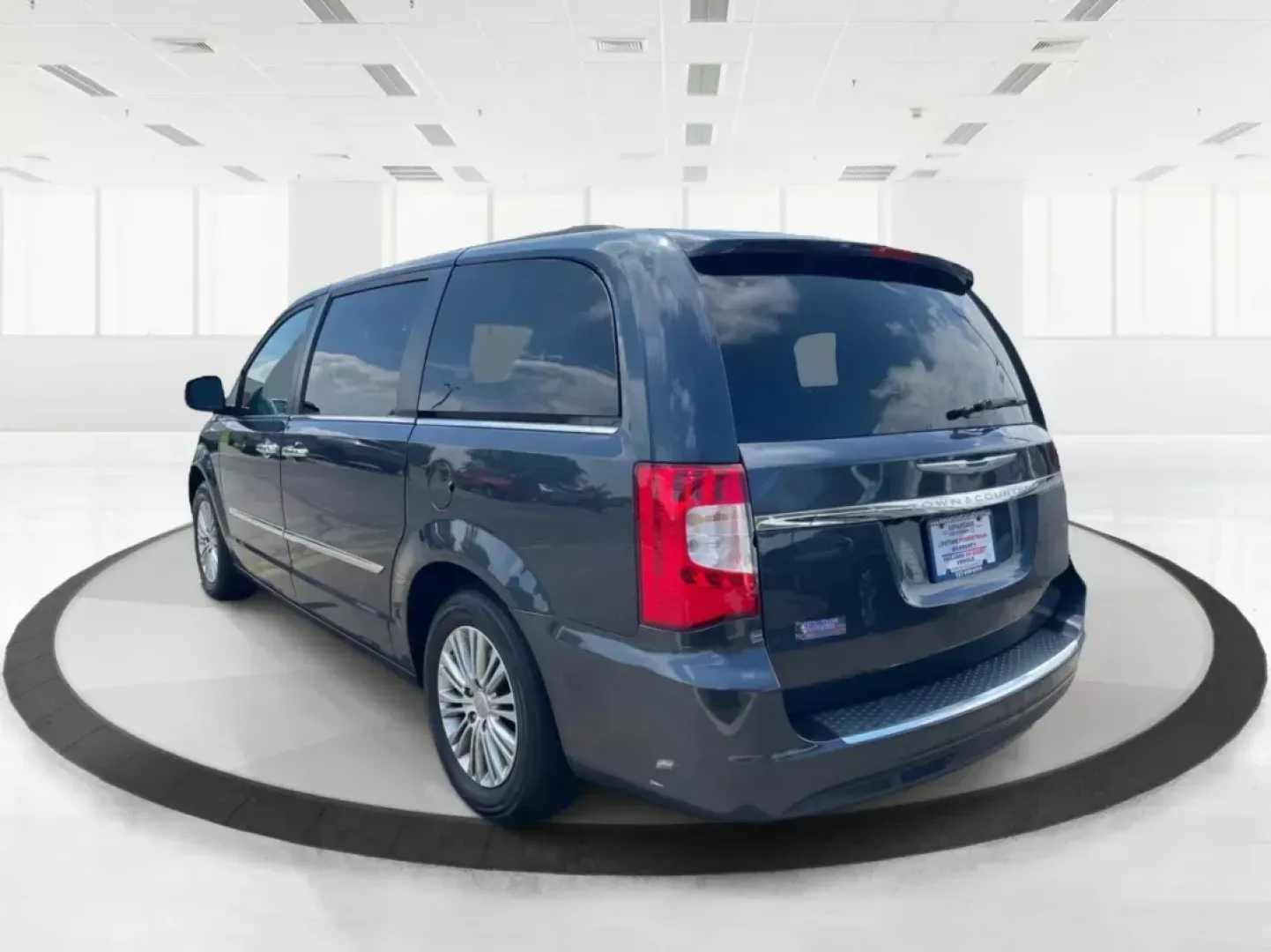 2014 Chrysler Town and Country Touring-L (2C4RC1CG3ER) with an 3.6L V6 DOHC 24V engine, 6-Speed Automatic transmission, located at 880 E. National Road, OH, 45377, (937) 908-9800, 39.891918, -84.183975 - Photo#4