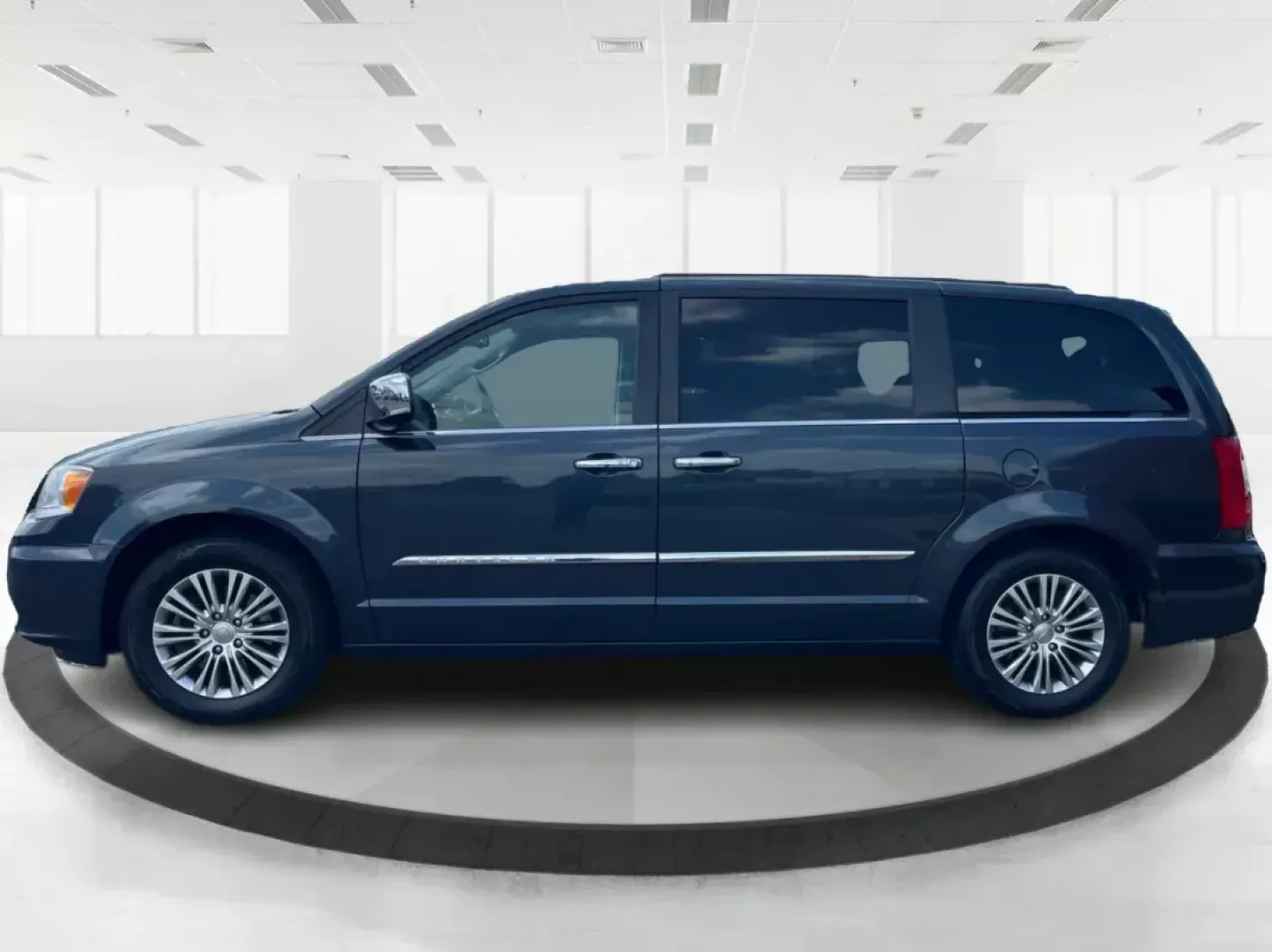 2014 Chrysler Town and Country Touring-L (2C4RC1CG3ER) with an 3.6L V6 DOHC 24V engine, 6-Speed Automatic transmission, located at 880 E. National Road, OH, 45377, (937) 908-9800, 39.891918, -84.183975 - Photo#5