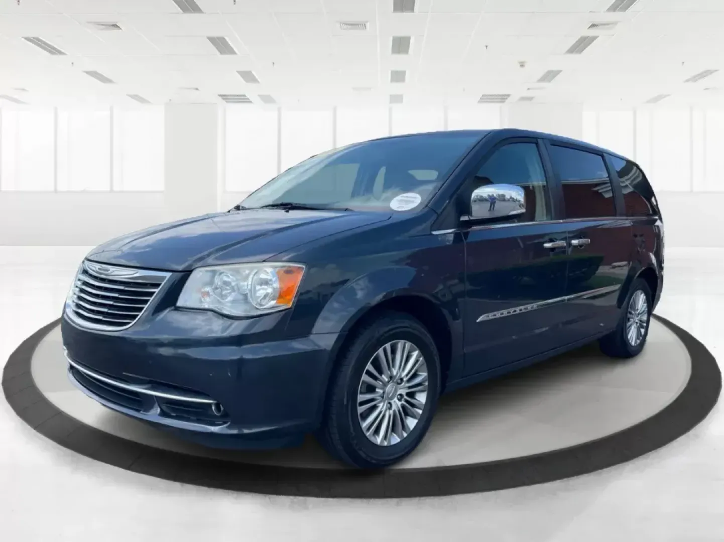 2014 Chrysler Town and Country Touring-L (2C4RC1CG3ER) with an 3.6L V6 DOHC 24V engine, 6-Speed Automatic transmission, located at 880 E. National Road, OH, 45377, (937) 908-9800, 39.891918, -84.183975 - Photo#7