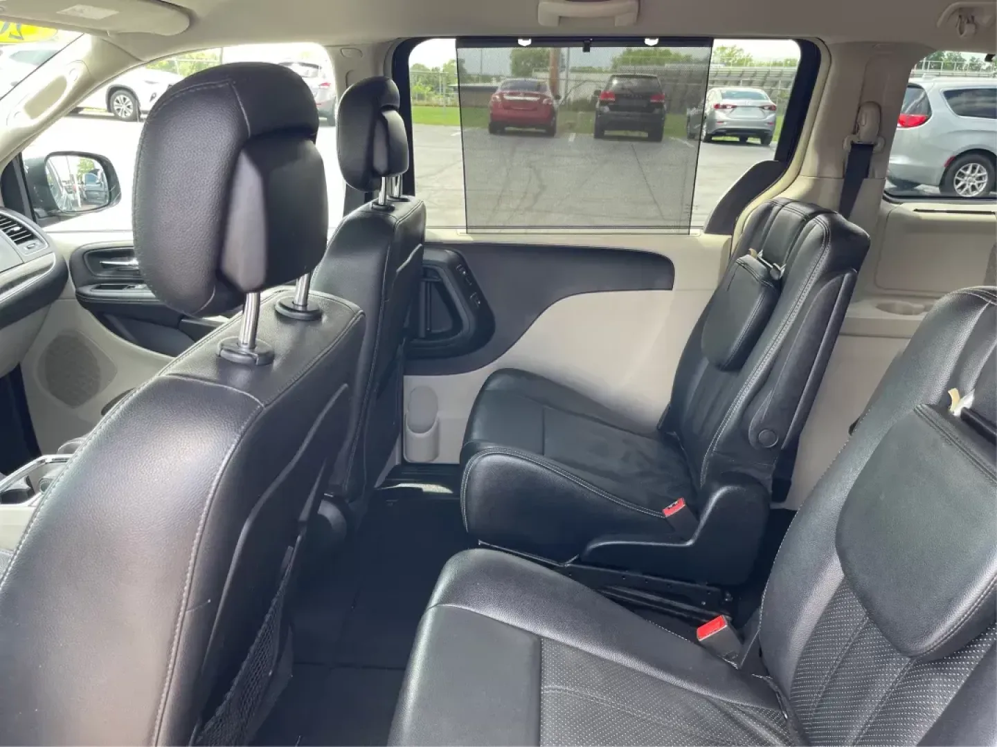 2014 Chrysler Town and Country Touring-L (2C4RC1CG3ER) with an 3.6L V6 DOHC 24V engine, 6-Speed Automatic transmission, located at 880 E. National Road, OH, 45377, (937) 908-9800, 39.891918, -84.183975 - Photo#9