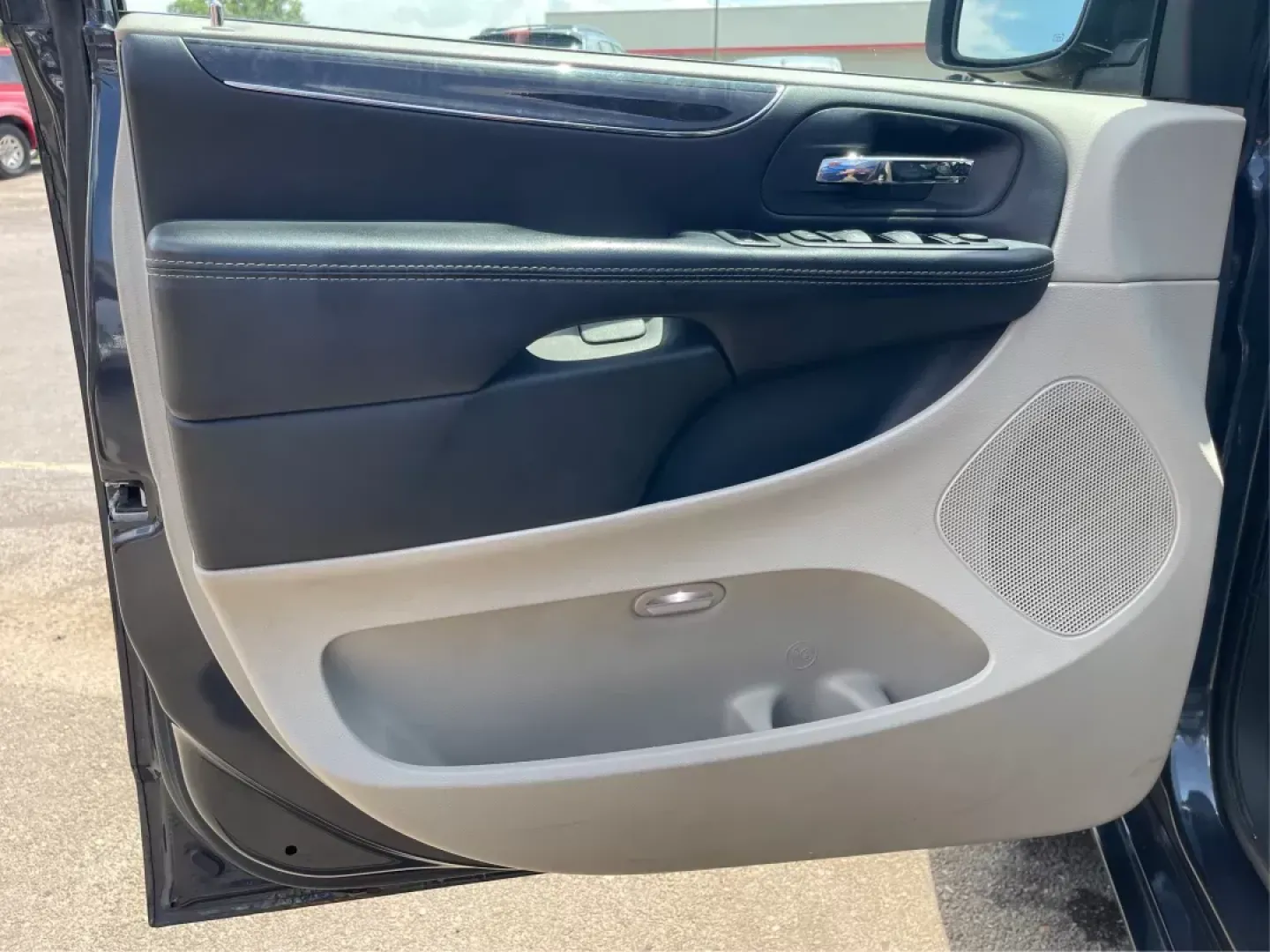 2014 Chrysler Town and Country Touring-L (2C4RC1CG3ER) with an 3.6L V6 DOHC 24V engine, 6-Speed Automatic transmission, located at 880 E. National Road, OH, 45377, (937) 908-9800, 39.891918, -84.183975 - Photo#18