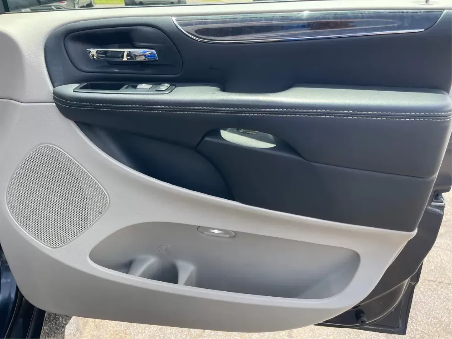 2014 Chrysler Town and Country Touring-L (2C4RC1CG3ER) with an 3.6L V6 DOHC 24V engine, 6-Speed Automatic transmission, located at 880 E. National Road, OH, 45377, (937) 908-9800, 39.891918, -84.183975 - Photo#19