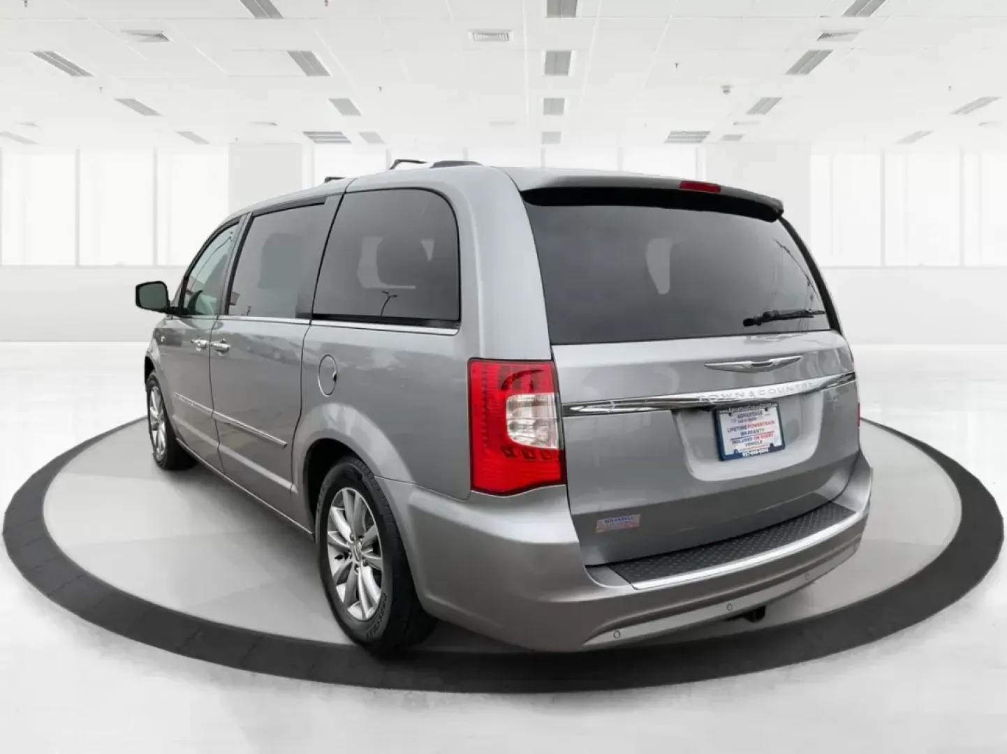 2014 Chrysler Town and Country Touring-L 30th Anniversary (2C4RC1CG7ER) with an Pentastar 3.6L V-6 DOHC engine, located at 4508 South Dixie Dr, Moraine, OH, 45439, (937) 908-9800, 39.807072, -84.031563 - Photo#4