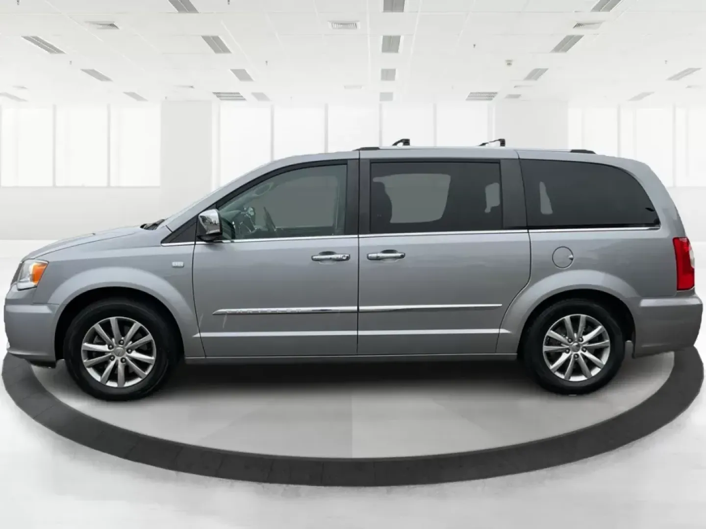 2014 Chrysler Town and Country Touring-L 30th Anniversary (2C4RC1CG7ER) with an Pentastar 3.6L V-6 DOHC engine, located at 4508 South Dixie Dr, Moraine, OH, 45439, (937) 908-9800, 39.807072, -84.031563 - Photo#5